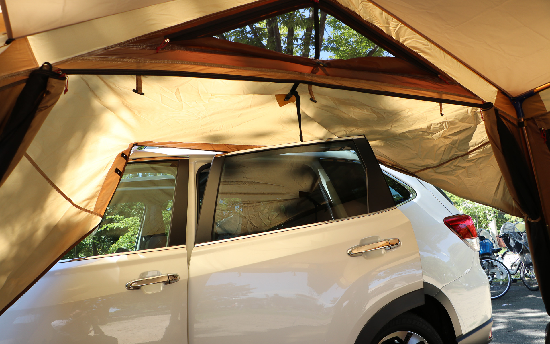 ルーフレールとつないでおけば、後部座席から濡れずに乗り降りすることもできる