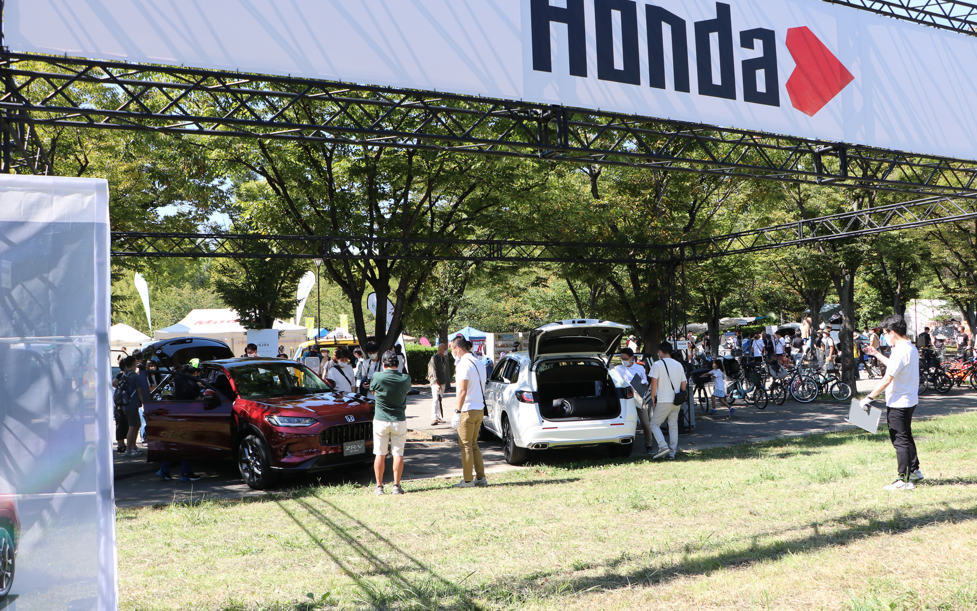 新型SUV「ZR-V」を2台展示。左のボディカラーは「プレミアムクリスタルガーネット･メタリック」で、右のボディカラーは「プラチナホワイト・パール」