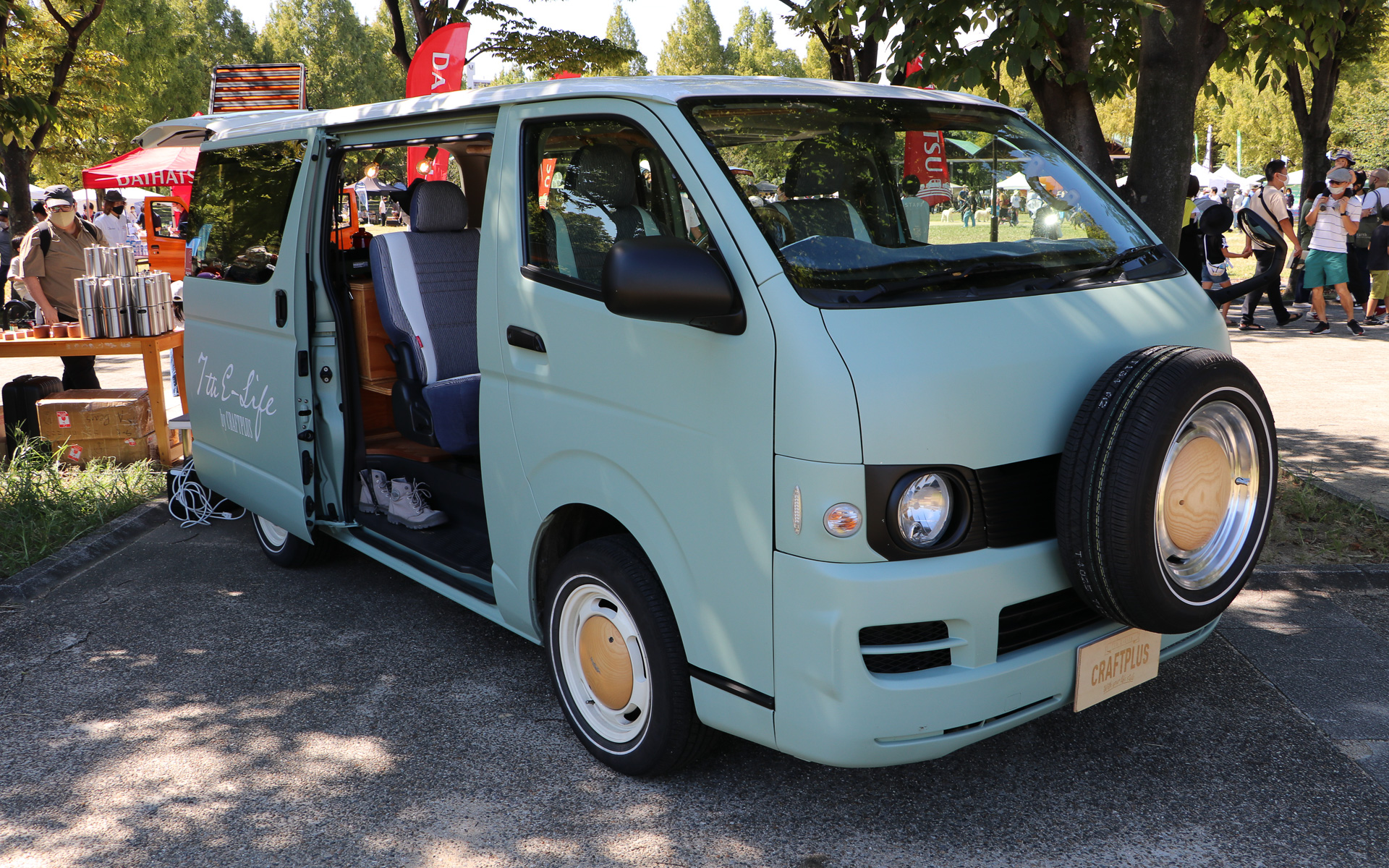 7th E-Lifeは、Earth（地球）、Enjoy（楽しい）、Emotional（刺激的な）、Ease（和らげる）、Easy（気楽に）、Eats（食べ物）、Ecology（自然環境）の7つの“E”のキーワードに、「毎日が刺激的で遊び心あふれるデザインに囲まれ、自分らしいライフスタイルを楽しむ」ことを目指すブランド