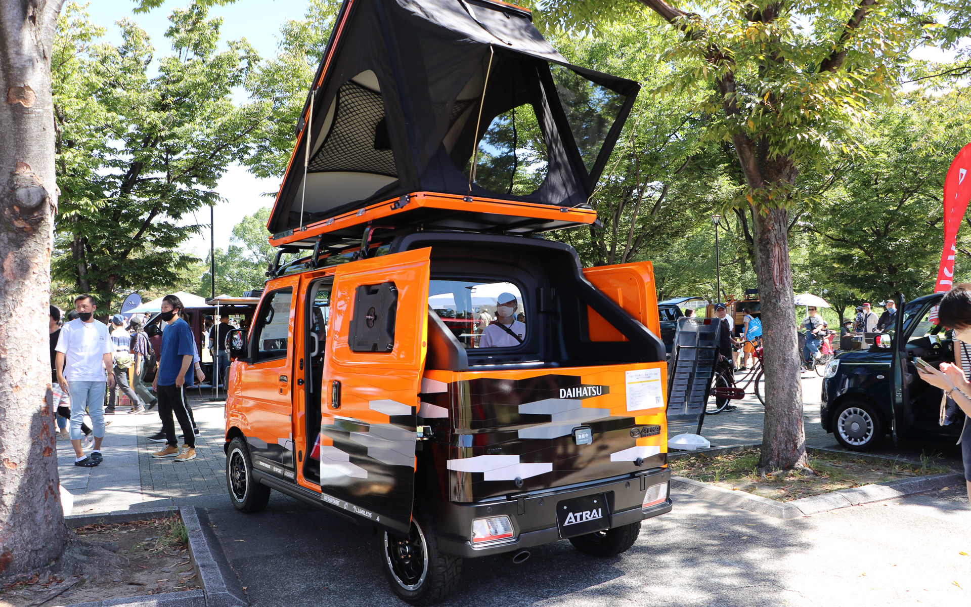 リアのデッキ部分は取り外し可能なバスタブを完備している