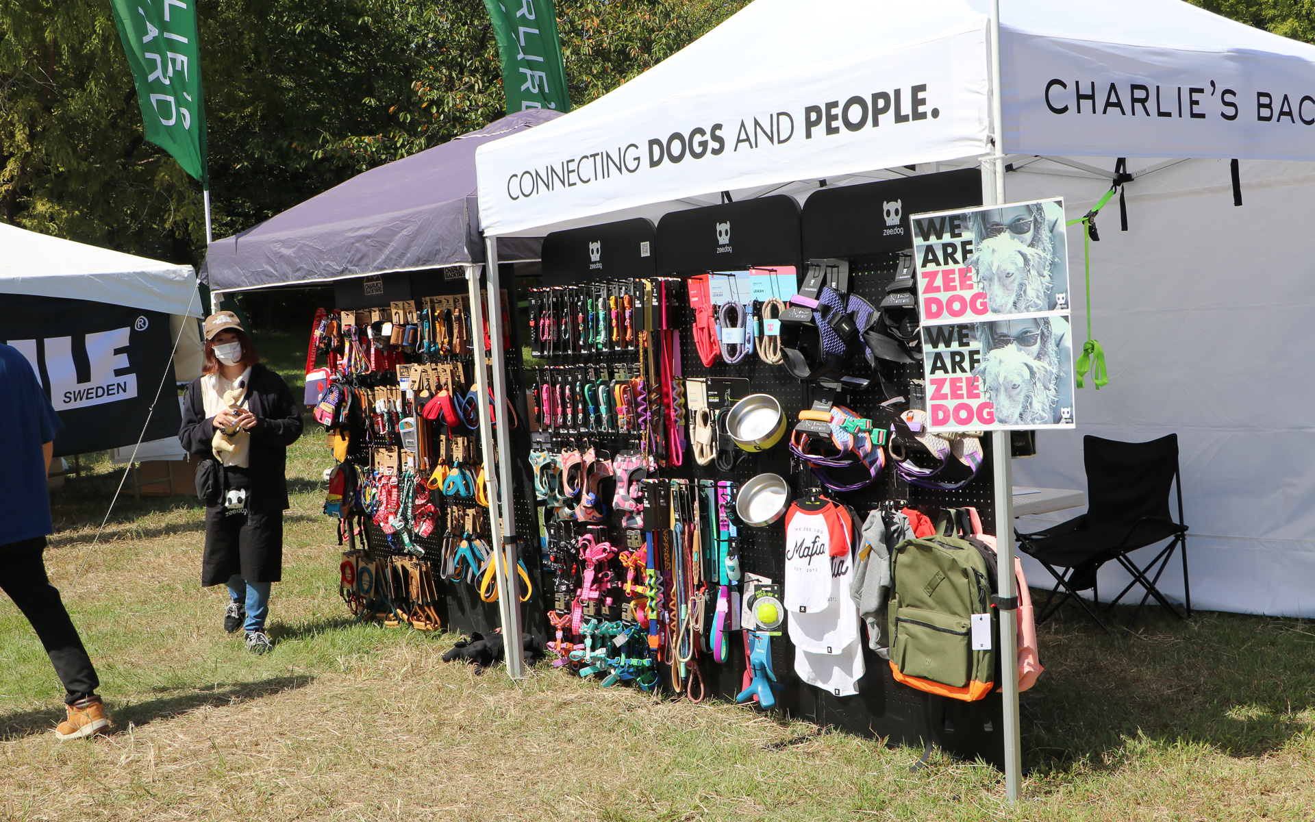 いろいろなキャンプアイテムを扱う店舗が出店していて、会場では大きな買い物バッグを持ち歩く人も大勢いた