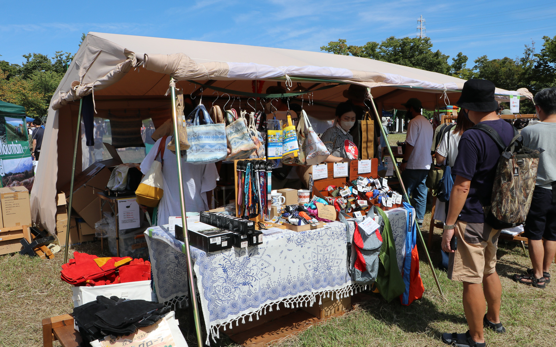 いろいろなキャンプアイテムを扱う店舗が出店していて、会場では大きな買い物バッグを持ち歩く人も大勢いた