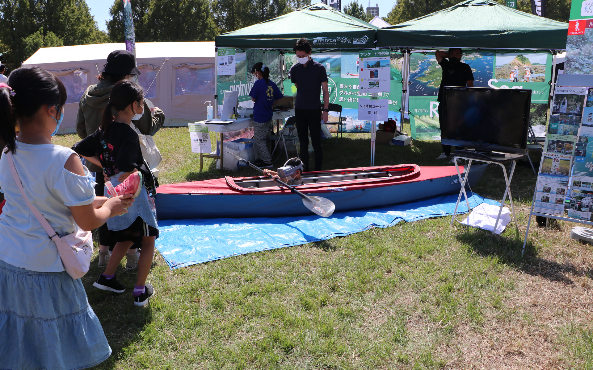 VRゴーグルを付けてカヌーを体験できるブースには長蛇の列ができていた