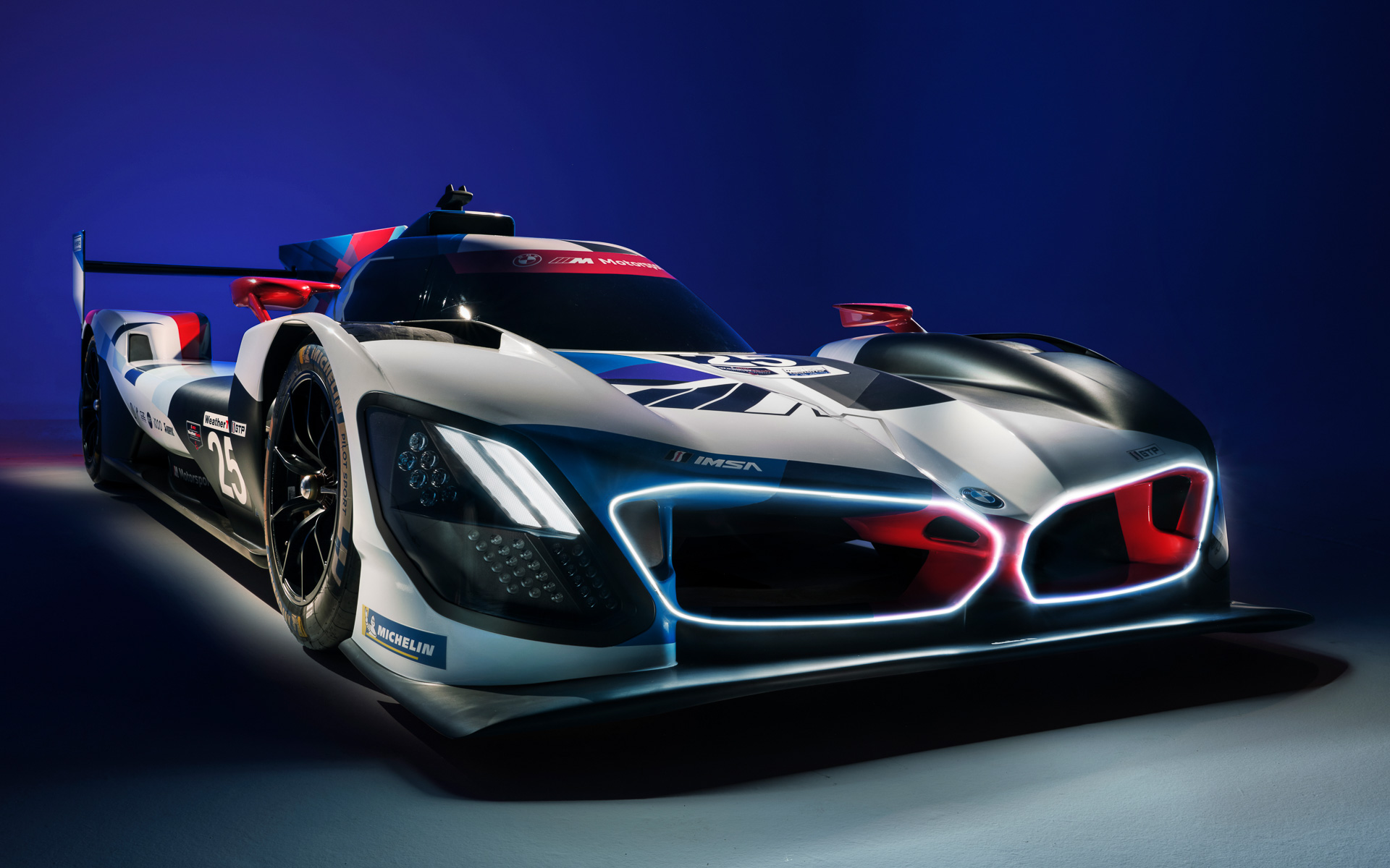 BMWがIMSA2023年シーズンに参戦するために開発した新型LMDhマシン「MハイブリッドV8」の正式カラーリングを公開した