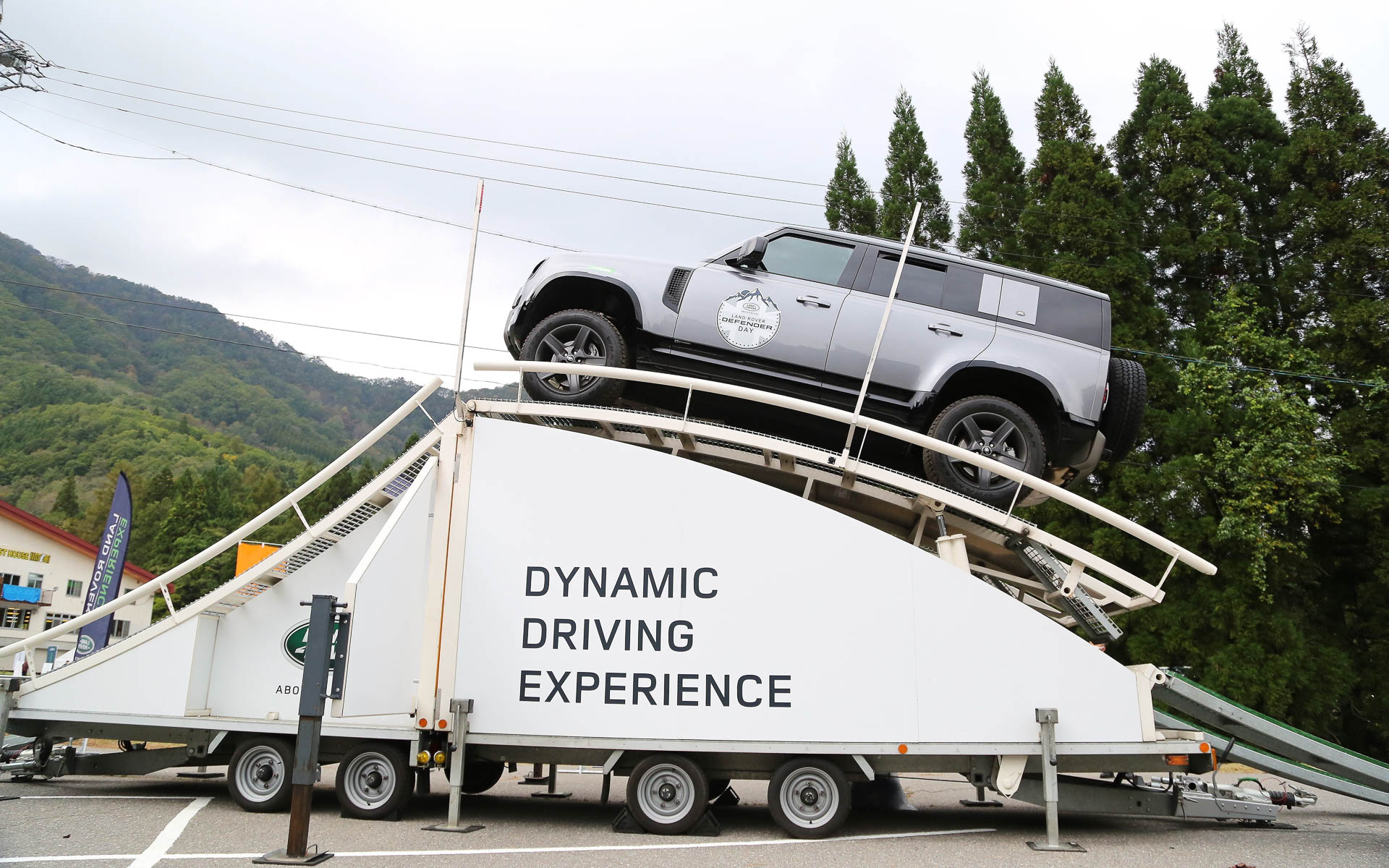 「ツインテラポッド」は高さ5m、最大傾斜43度の専用スロープをインストラクターの運転で体験できる