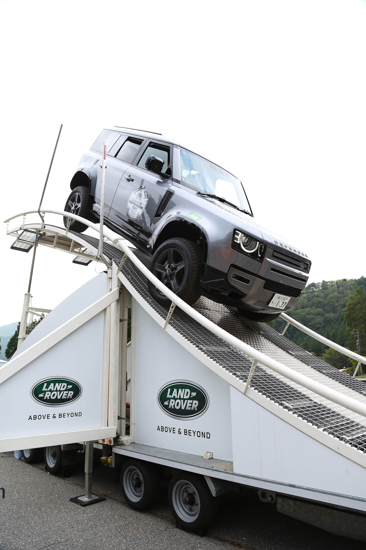 「ツインテラポッド」は高さ5m、最大傾斜43度の専用スロープをインストラクターの運転で体験できる