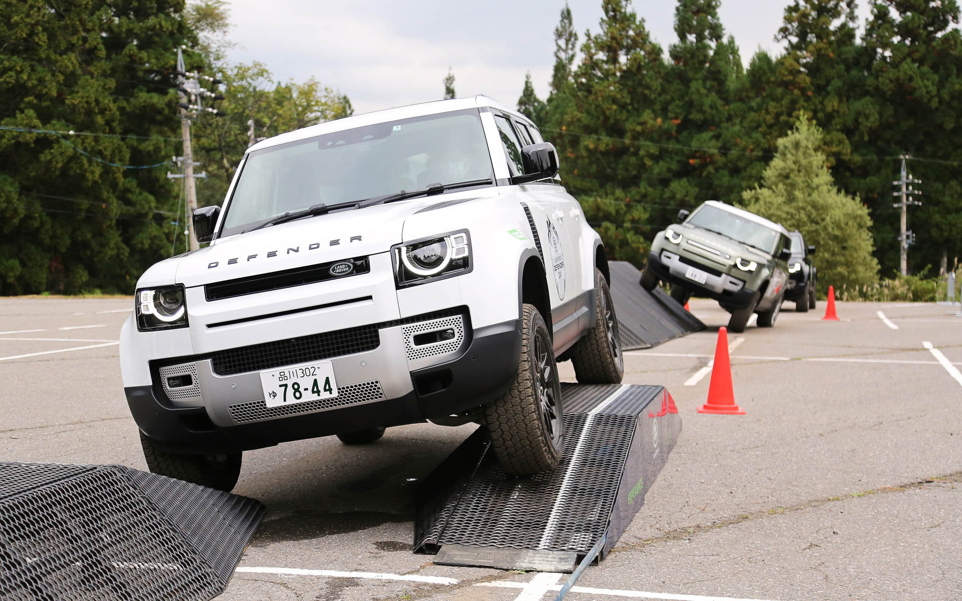 普段はあまり走らない凸凹の上を自分の運転で進む「ミニテラポッド・バンク」