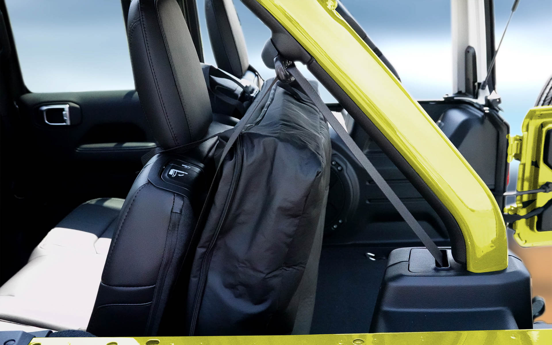 リアクオーターウィンドウの着脱が可能。リアシート背面に収納できる