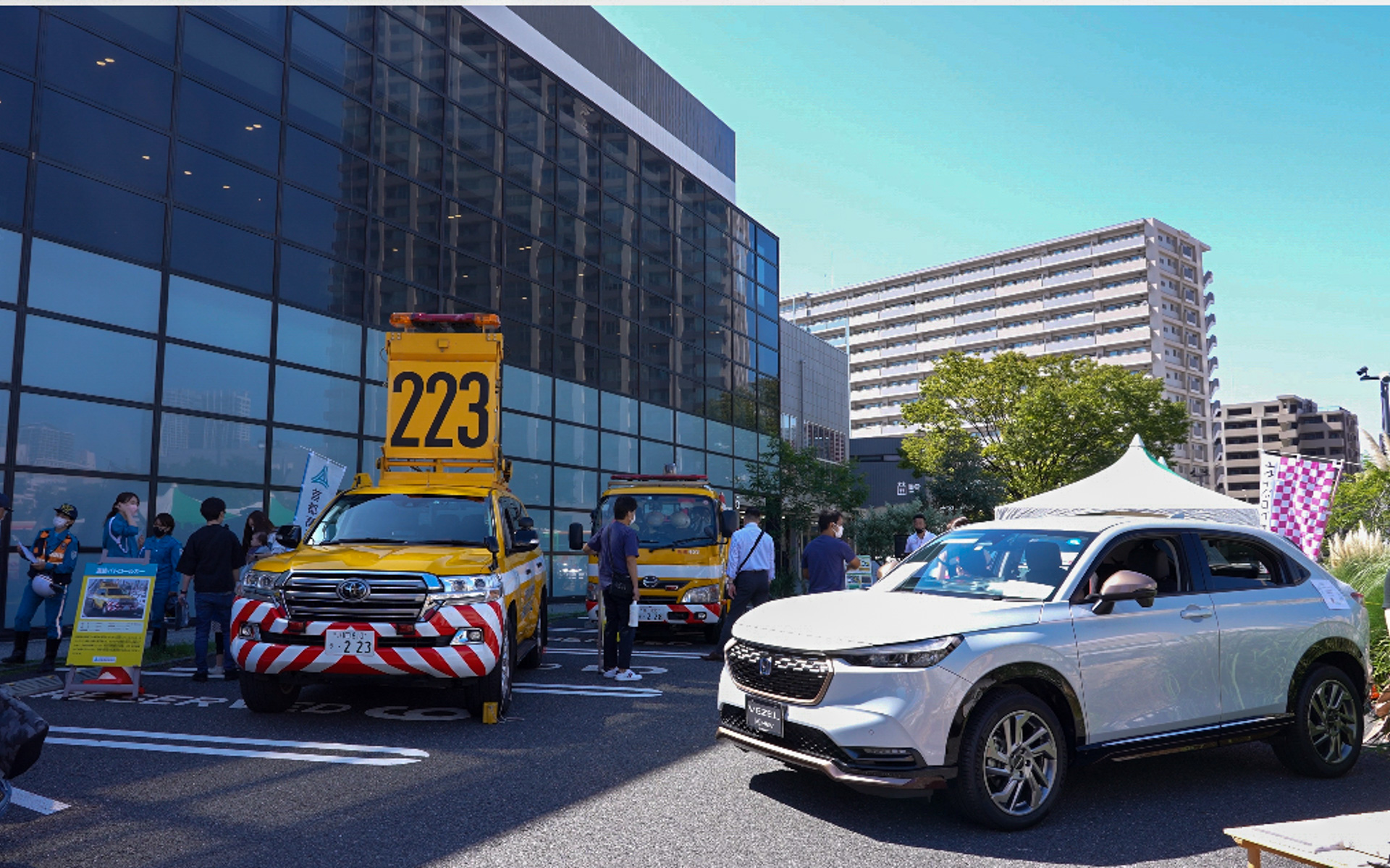 2022年9月25日にA PITオートバックス東雲で開催された「女性ドライバー応援キャンペーン 〜ご家族での参加も大歓迎!〜」の屋外会場は、こんな賑やかな雰囲気になりました。首都高で活躍するパトロールカー、黄バイ、レッカー車に加え、運転を叱るのではなく“褒める”、ホメパト8代目となる三菱アウトランダーPHEVも登場! 大人気SUV、ホンダ・ヴェゼルの純正アクセサリー装着車も女性たちの視線を集めていました。吉田由美さんと私の安全運転応援活動のユニット「OKISHU(オキシュー)」として、初めてのリアルイベントということでまだまだ手作り感満載でしたが(笑)、首都高速道路、ホンダアクセス、日本自動車タイヤ協会、A PITオートバックス東雲の皆さまの多大なるご協力によって、無事開催できたことが本当に嬉しかったです