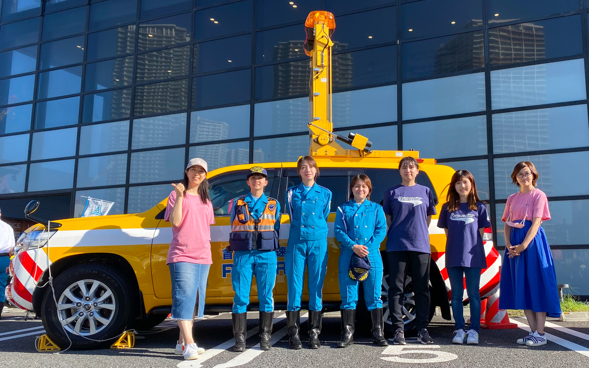 2回のトークショーにゲスト出演してくださった、首都高速道路の女性パトロール隊員である松澤さん、遠藤さん、石塚さんの3名と、女性社員である井上さん、長塚さんの2名。お話を聞いていて、皆さんとても仕事に誇りを持ち、首都高を利用される皆さんの安全を第一に日々奮闘されているんだなということを実感しました。「なぜこのお仕事をしようと思ったんですか？」という質問には、「事故処理をしている隊員さんを見てカッコいいと思ったからです」といった女性らしいお答えもあって、なんだか親近感が湧きました。こうした皆さんの活躍が、首都高での快適なドライブを支えてくださっているんですね。もし、皆さんも首都高で故障など困ったことになったり、落下物などを見つけたら「＃9910」に通報してくださいね