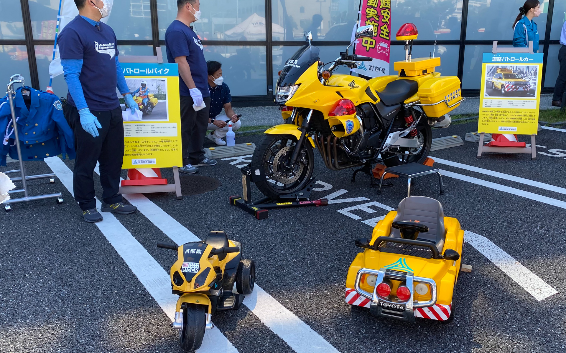 お子様たちに大人気だったのが、小さな黄バイとパトロールカーに乗ることができるキッズコーナー。首都高隊員と同じ制服を着て、嬉しそうにはしゃぐ笑顔を見ているだけで、こちらまで嬉しくなりました。レッカー車以外は実際に運転席に座ったり、またがったりできるようになっていたので、大人たちも珍しそうに見学していました。こうした体験によって、将来、首都高に携わる仕事を目指すきっかけになったり、少しでも交通安全について興味を持ってもらえたらいいなと思います