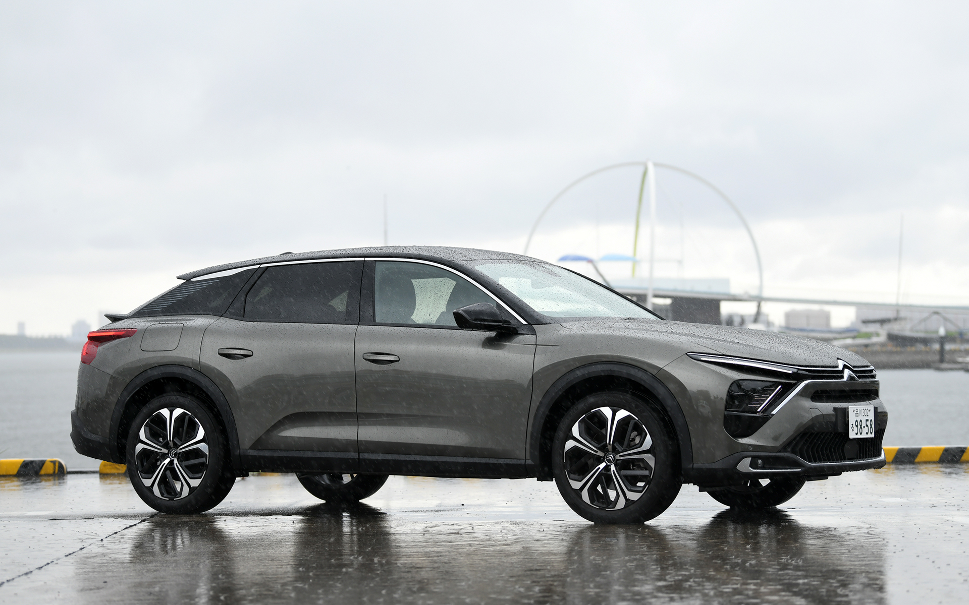 撮影車はC5 X SHINE PACK。ボディサイズは4805×1865×1490mm(全長×全幅×全高)、ホイールベースは2785mm。車両重量は1520kg。19インチアロイホイール AERO X Black Diamondに組み合わせるのは、205/55R19インチのグッドイヤー「エフィシエントグリップ パフォーマンス」。ボンネットとボディサイドに刻まれたキャラクターライン、大径ホイールとブラックホイールアーチがダイナミックな印象を付与し、ルーフに沿って流れるクロームラインがアクセントとなっている