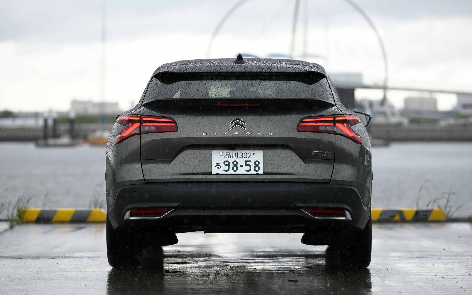 撮影車はC5 X SHINE PACK。ボディサイズは4805×1865×1490mm(全長×全幅×全高)、ホイールベースは2785mm。車両重量は1520kg。19インチアロイホイール AERO X Black Diamondに組み合わせるのは、205/55R19インチのグッドイヤー「エフィシエントグリップ パフォーマンス」。ボンネットとボディサイドに刻まれたキャラクターライン、大径ホイールとブラックホイールアーチがダイナミックな印象を付与し、ルーフに沿って流れるクロームラインがアクセントとなっている