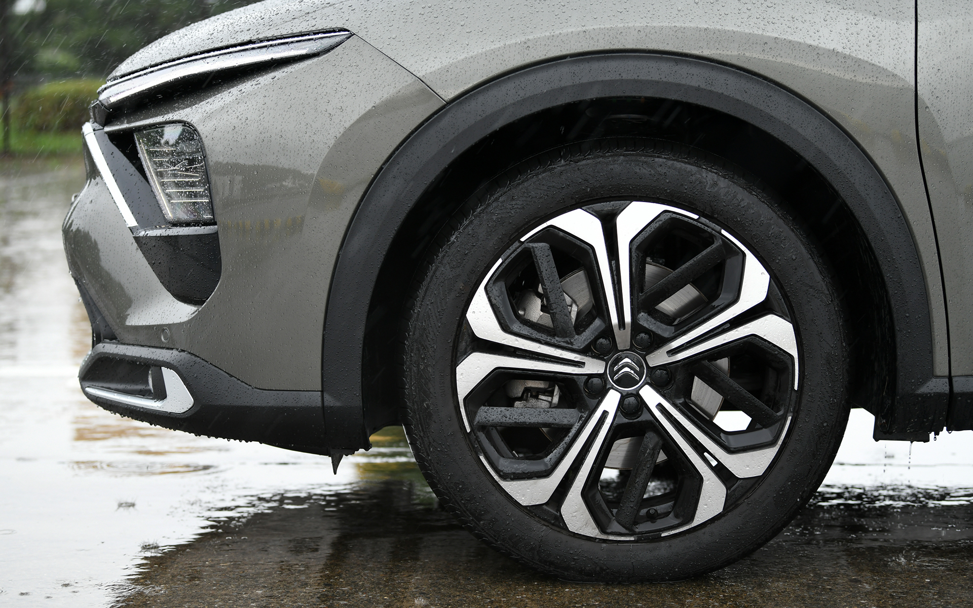 撮影車はC5 X SHINE PACK。ボディサイズは4805×1865×1490mm(全長×全幅×全高)、ホイールベースは2785mm。車両重量は1520kg。19インチアロイホイール AERO X Black Diamondに組み合わせるのは、205/55R19インチのグッドイヤー「エフィシエントグリップ パフォーマンス」。ボンネットとボディサイドに刻まれたキャラクターライン、大径ホイールとブラックホイールアーチがダイナミックな印象を付与し、ルーフに沿って流れるクロームラインがアクセントとなっている