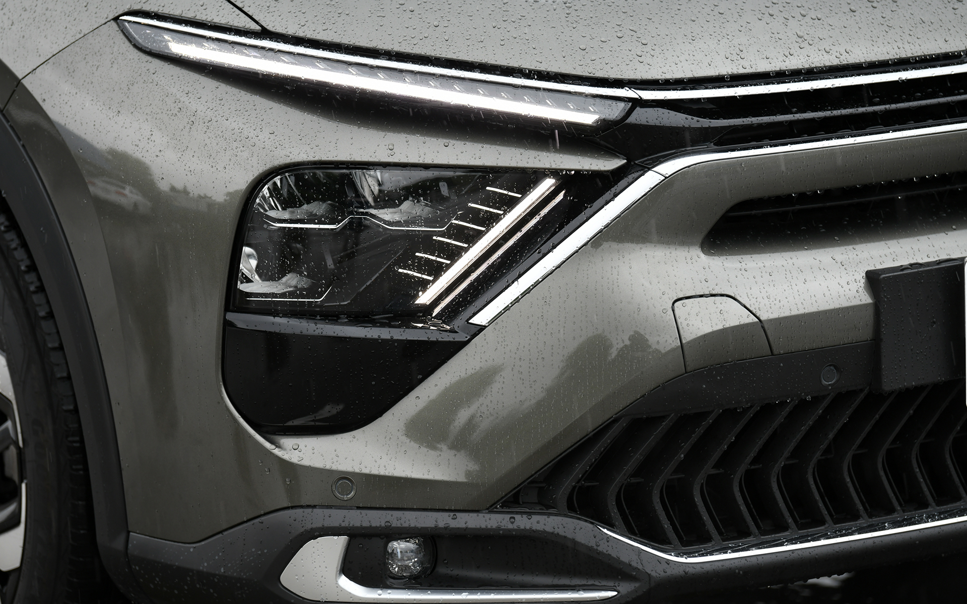 フロントフェイスはC4に通じるV字シェイプのライティングシグニチャーが特徴。リアは大型のスポイラーを上下に備えたテールゲートに加え、サイドにまで大胆に回り込むコンビネーションランプでC5 Xの印象を強調している