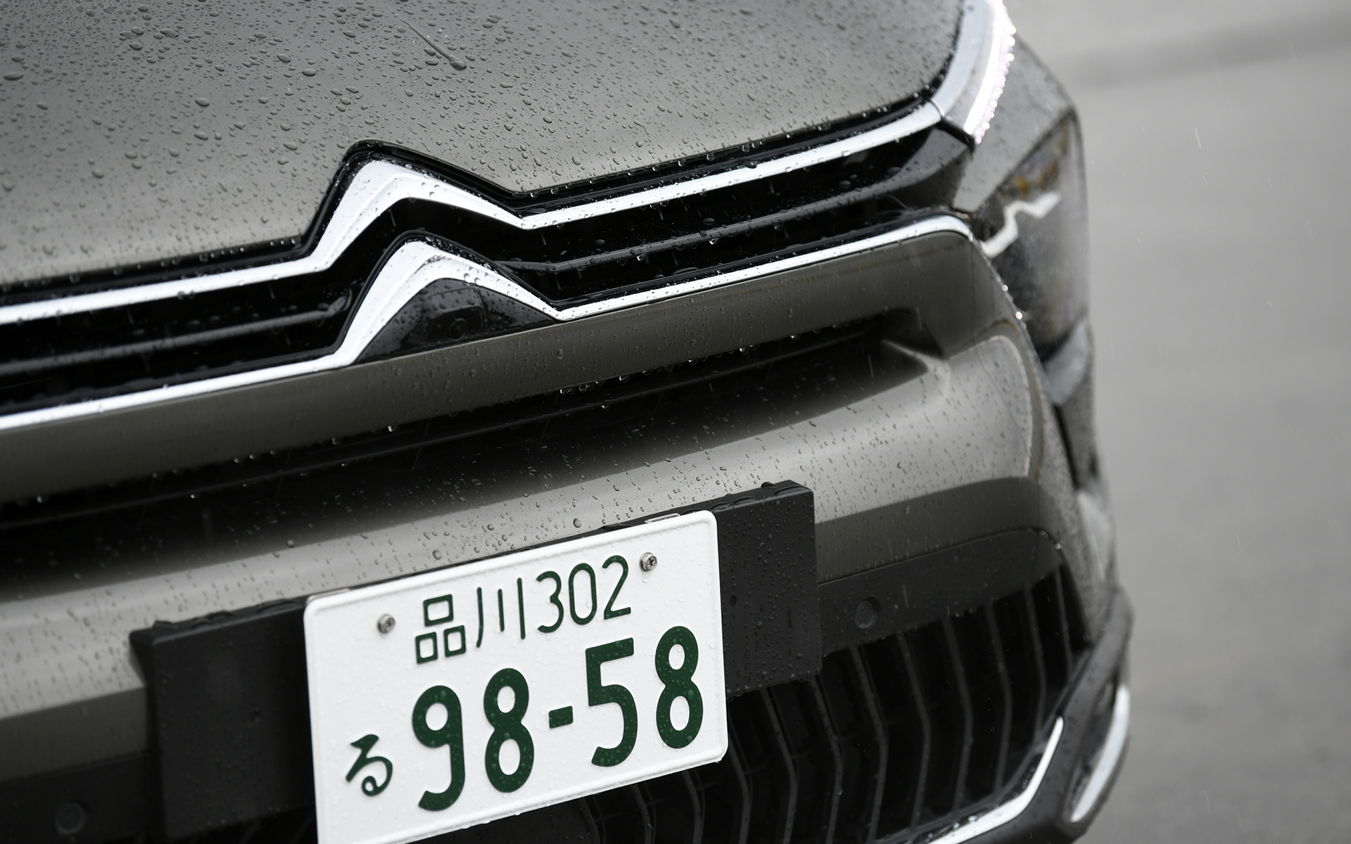 フロントフェイスはC4に通じるV字シェイプのライティングシグニチャーが特徴。リアは大型のスポイラーを上下に備えたテールゲートに加え、サイドにまで大胆に回り込むコンビネーションランプでC5 Xの印象を強調している