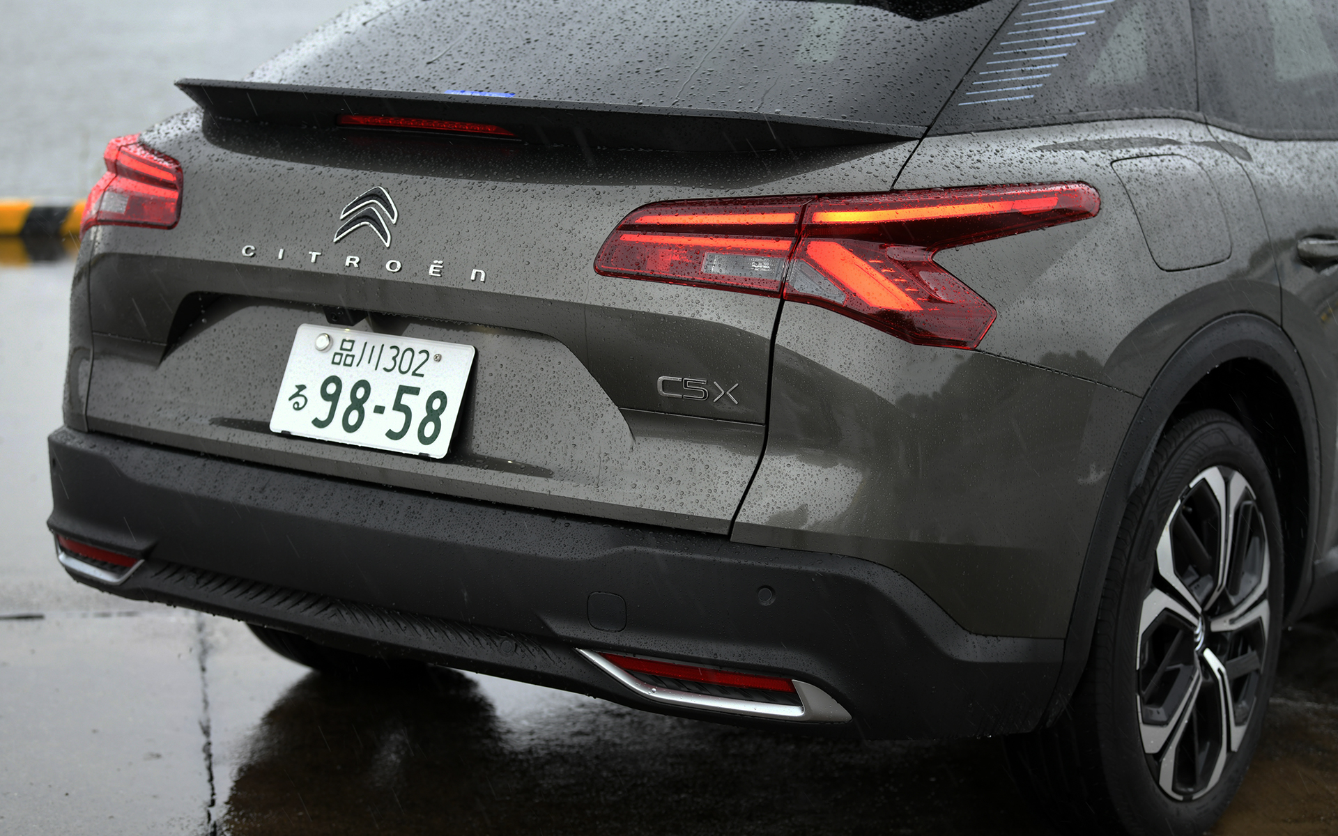 フロントフェイスはC4に通じるV字シェイプのライティングシグニチャーが特徴。リアは大型のスポイラーを上下に備えたテールゲートに加え、サイドにまで大胆に回り込むコンビネーションランプでC5 Xの印象を強調している