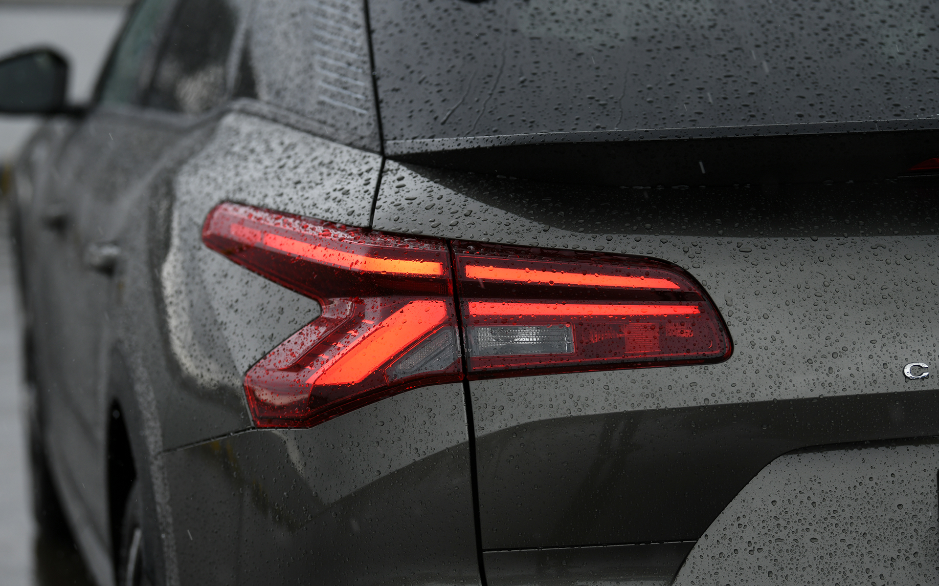 フロントフェイスはC4に通じるV字シェイプのライティングシグニチャーが特徴。リアは大型のスポイラーを上下に備えたテールゲートに加え、サイドにまで大胆に回り込むコンビネーションランプでC5 Xの印象を強調している