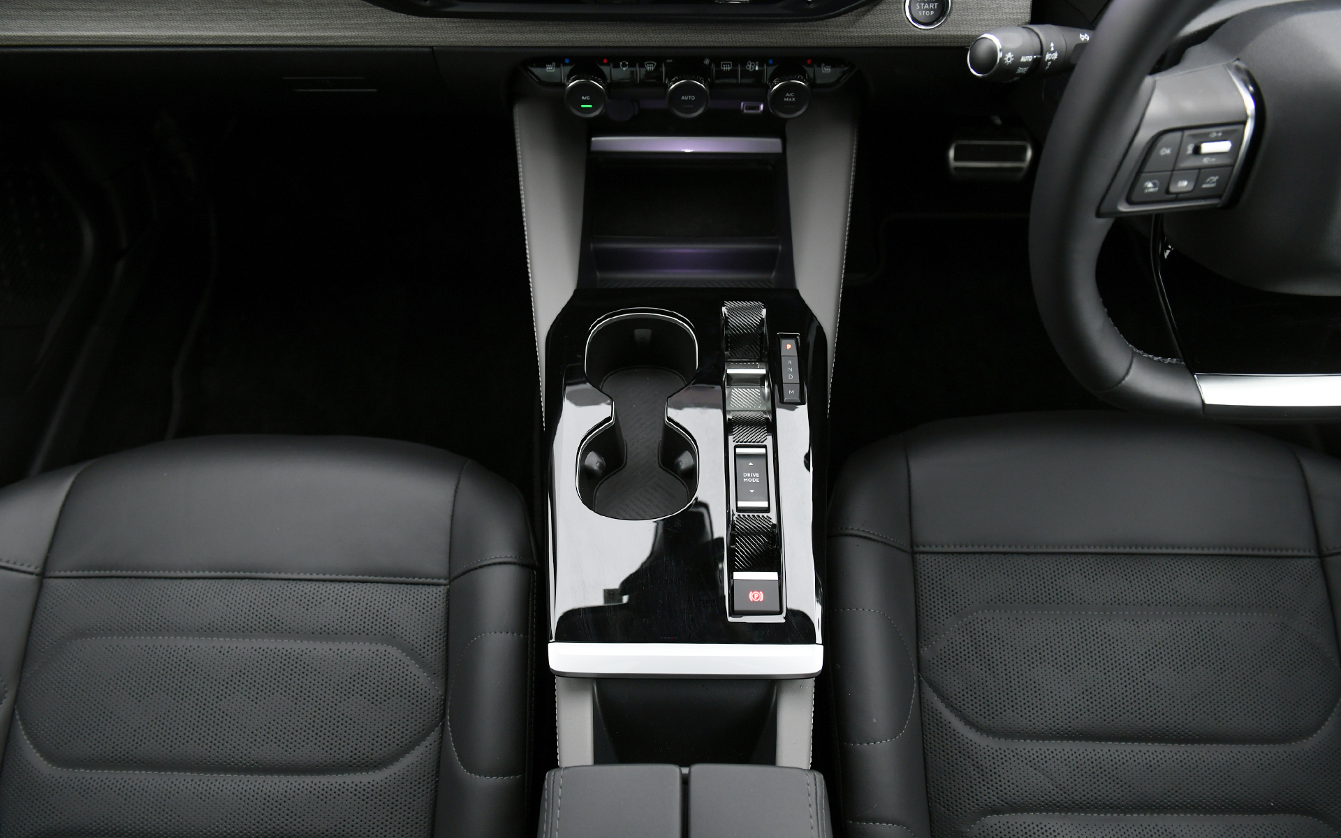 水平基調のダッシュボードと、フロントドアまで回り込んだウッド調のデコラティブパネルがゆとりある空間を演出。ダッシュボード中央上部には、スマートフォンライクな直感的な操作ができる高精細の12インチタッチスクリーンを備え、コネクテッドナビゲーションシステムを標準装備。フロントウィンドウ投影タイプのエクステンデット ヘッドアップディスプレイも初採用されている