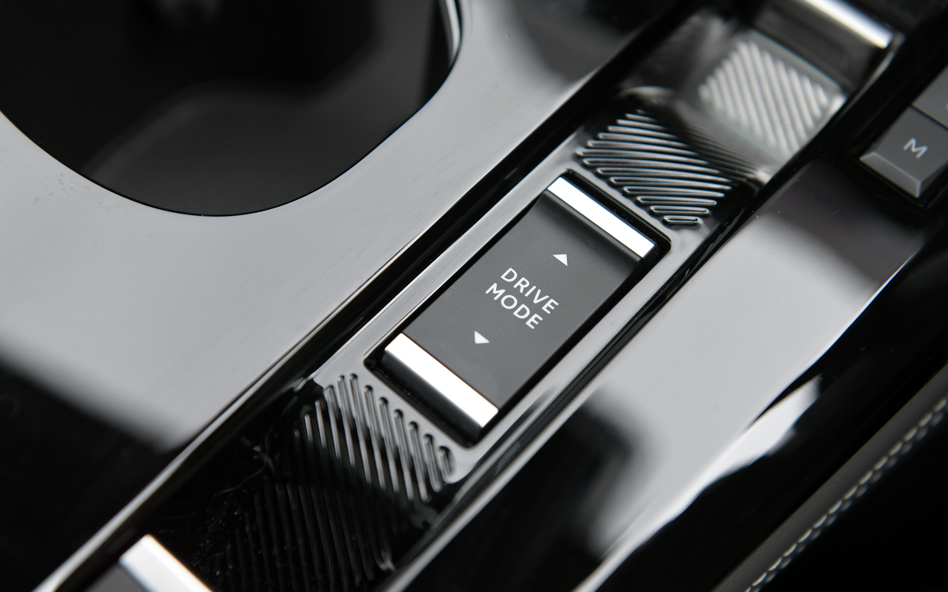 水平基調のダッシュボードと、フロントドアまで回り込んだウッド調のデコラティブパネルがゆとりある空間を演出。ダッシュボード中央上部には、スマートフォンライクな直感的な操作ができる高精細の12インチタッチスクリーンを備え、コネクテッドナビゲーションシステムを標準装備。フロントウィンドウ投影タイプのエクステンデット ヘッドアップディスプレイも初採用されている