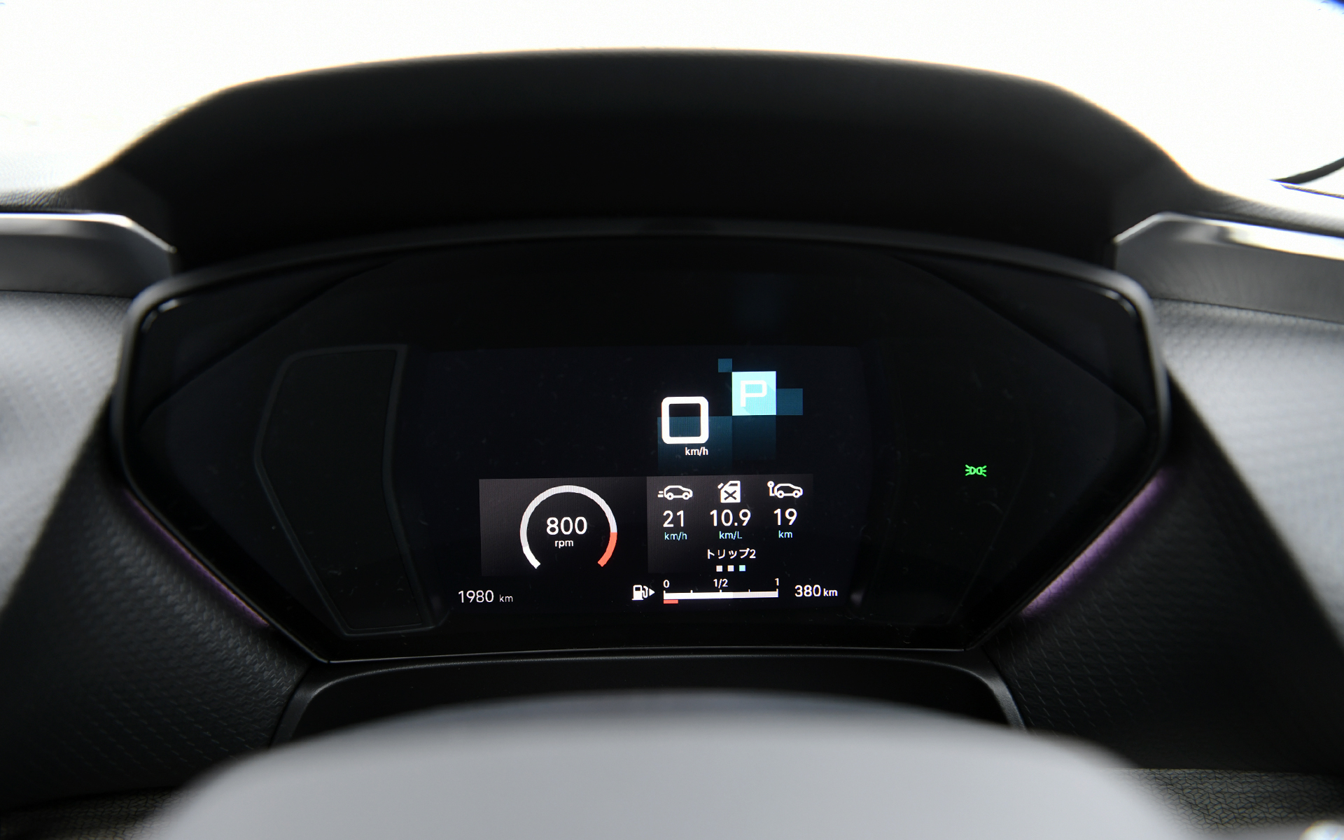 水平基調のダッシュボードと、フロントドアまで回り込んだウッド調のデコラティブパネルがゆとりある空間を演出。ダッシュボード中央上部には、スマートフォンライクな直感的な操作ができる高精細の12インチタッチスクリーンを備え、コネクテッドナビゲーションシステムを標準装備。フロントウィンドウ投影タイプのエクステンデット ヘッドアップディスプレイも初採用されている