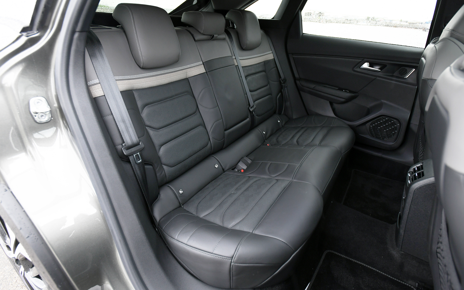 シートには、ベースに低反発効果のある高密度ウレタンを使用し、表層部に15mmの厚さで柔らかなスポンジを挟む手法を用いたシトロエン独自のアドバンストコンフォートシートを採用。高密度で厚みのある構造が生み出す姿勢保持性とコンフォート性能は、長時間の移動でもリビングルームでくつろいでいるかのような快適な座り心地を実現している