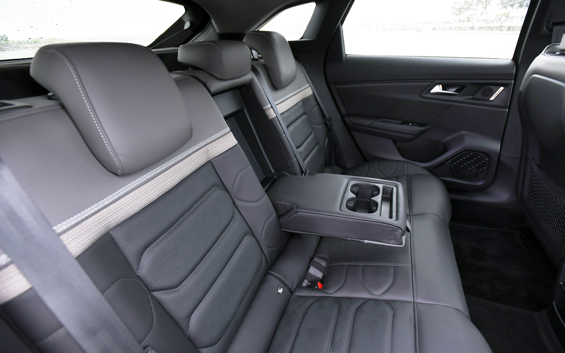 シートには、ベースに低反発効果のある高密度ウレタンを使用し、表層部に15mmの厚さで柔らかなスポンジを挟む手法を用いたシトロエン独自のアドバンストコンフォートシートを採用。高密度で厚みのある構造が生み出す姿勢保持性とコンフォート性能は、長時間の移動でもリビングルームでくつろいでいるかのような快適な座り心地を実現している