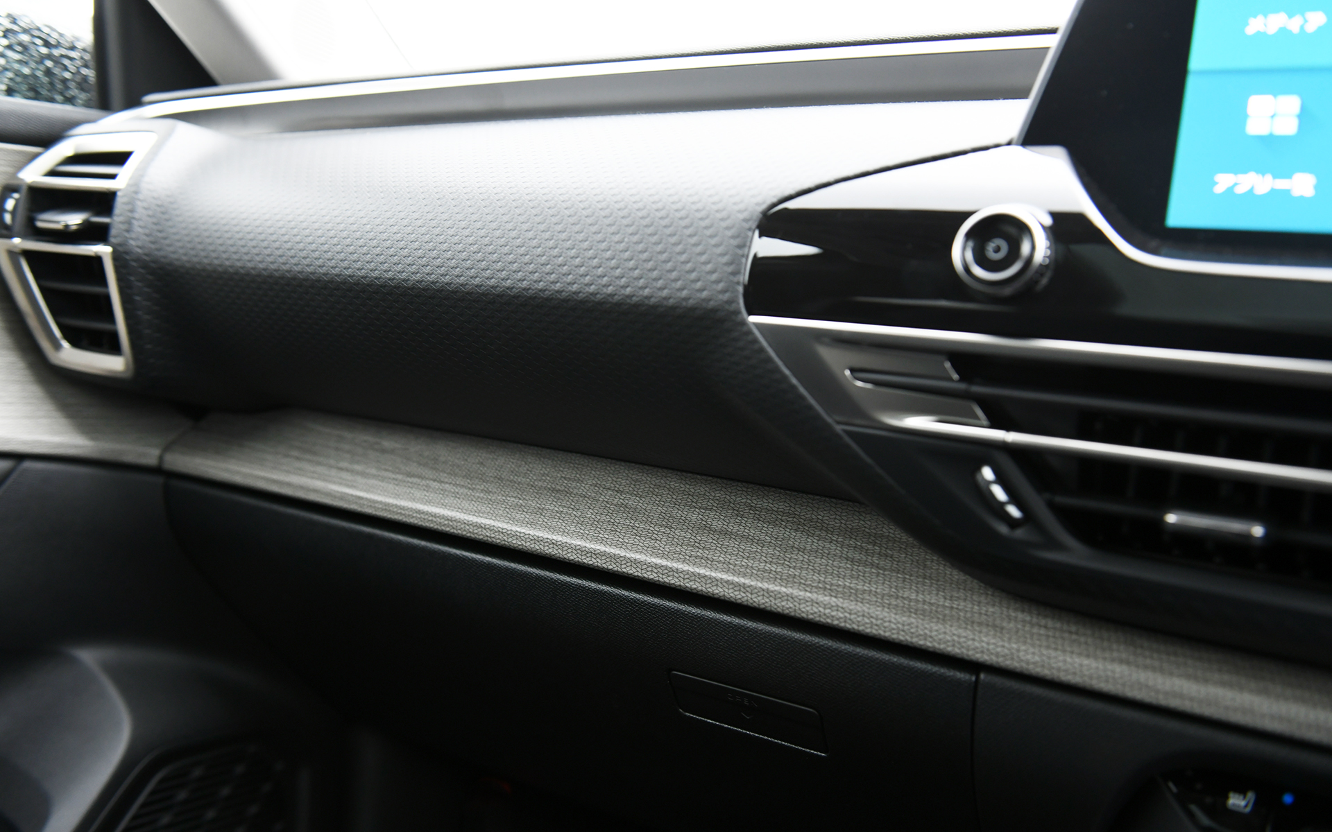 インパネやシート、ステッチなどにシトロエンのロゴがモチーフとして用いられている