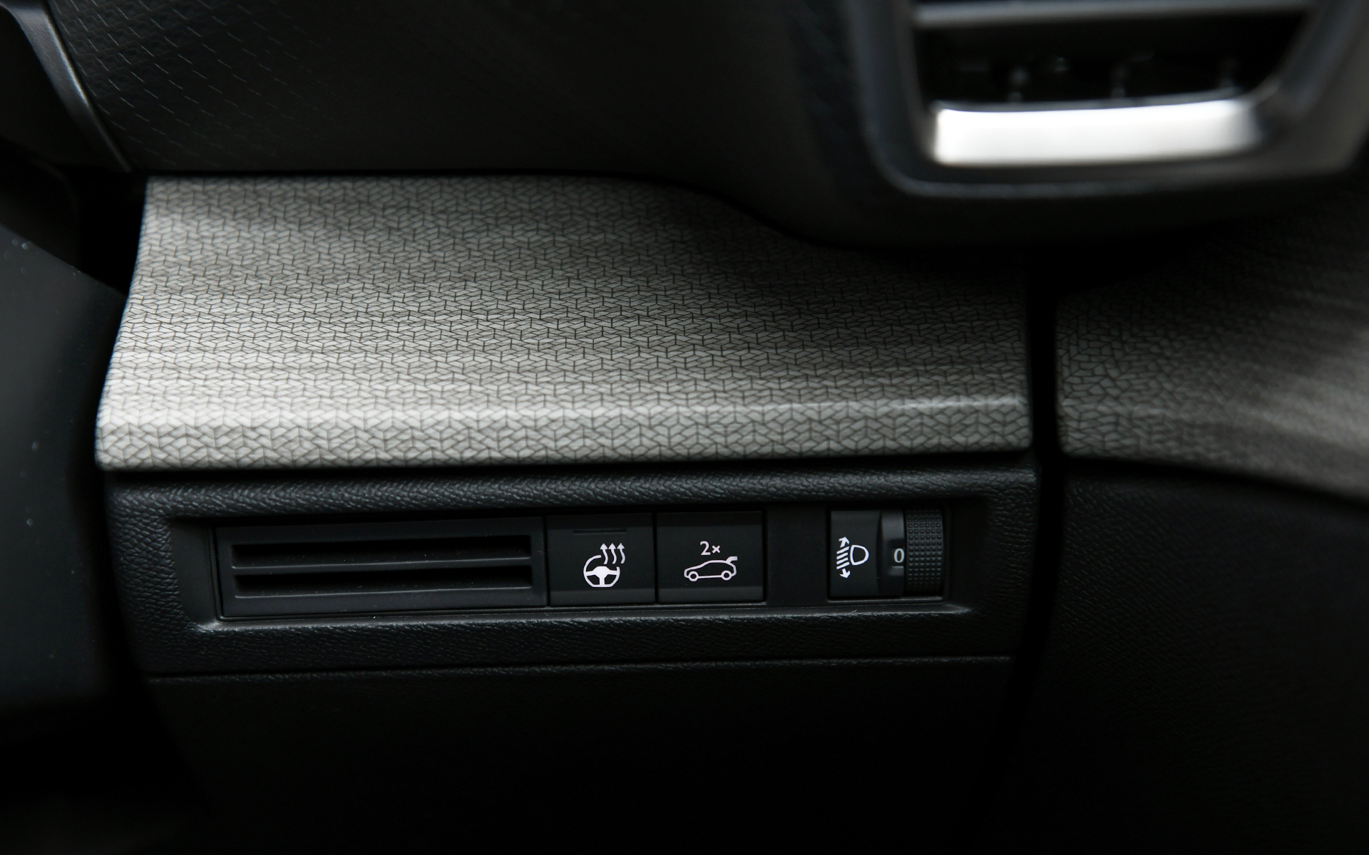 インパネやシート、ステッチなどにシトロエンのロゴがモチーフとして用いられている