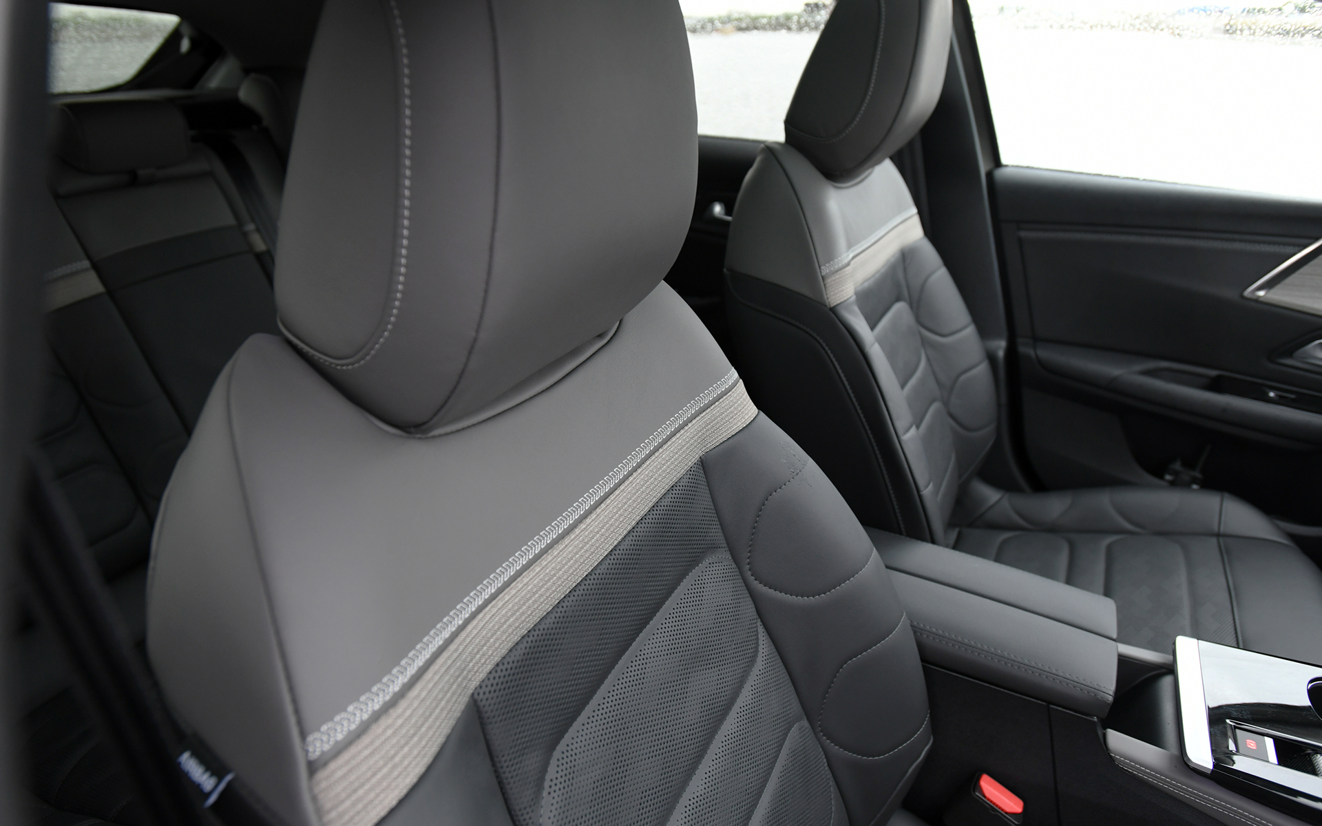 インパネやシート、ステッチなどにシトロエンのロゴがモチーフとして用いられている