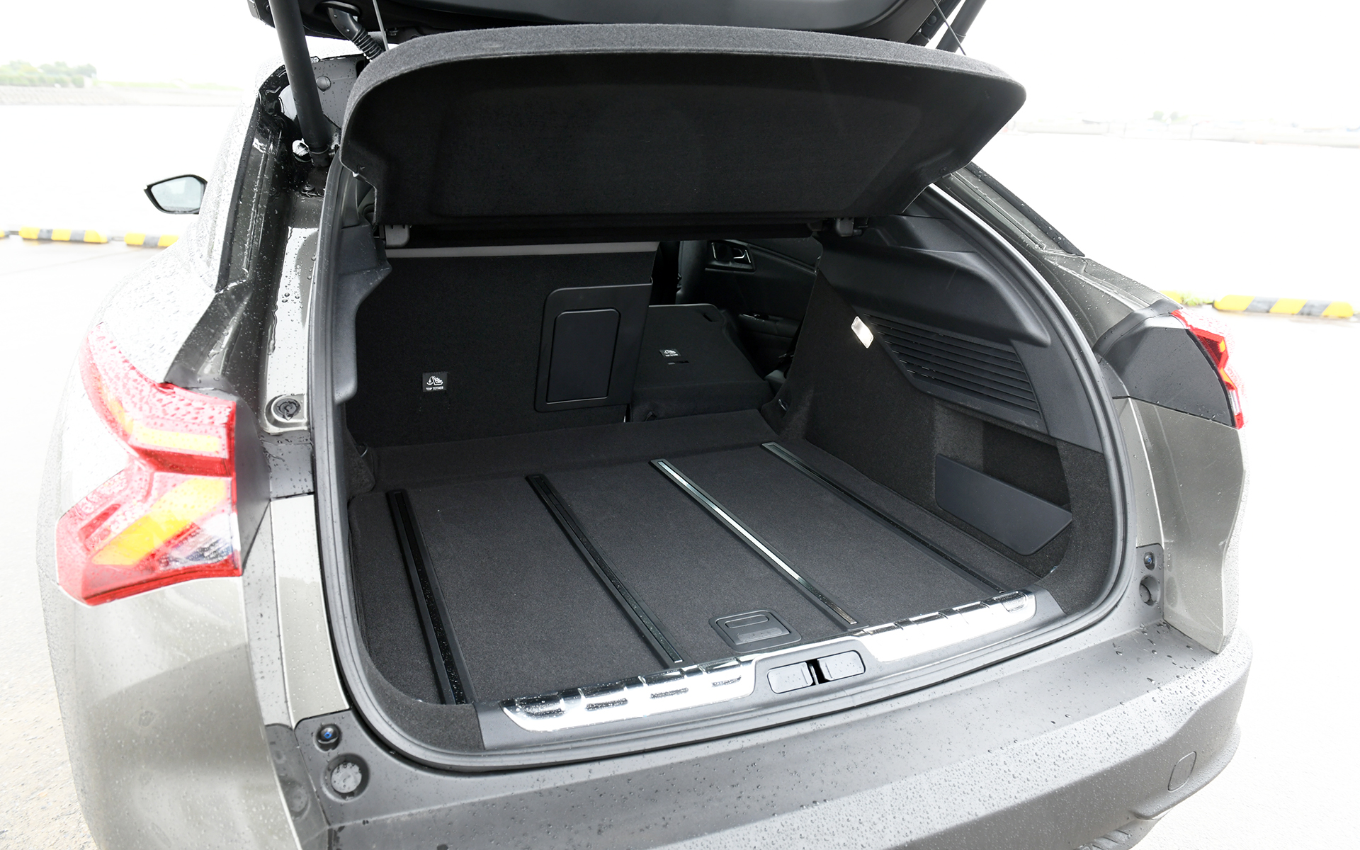 リアシートは6：4分割可倒式。通常時で545L、リアシートを倒すと最大1640Lまで拡大可能