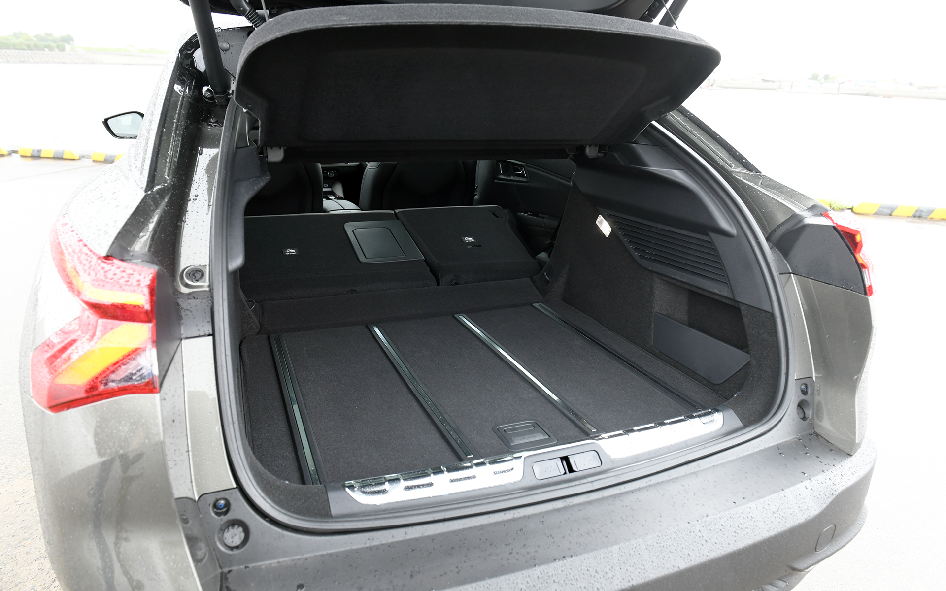 リアシートは6：4分割可倒式。通常時で545L、リアシートを倒すと最大1640Lまで拡大可能