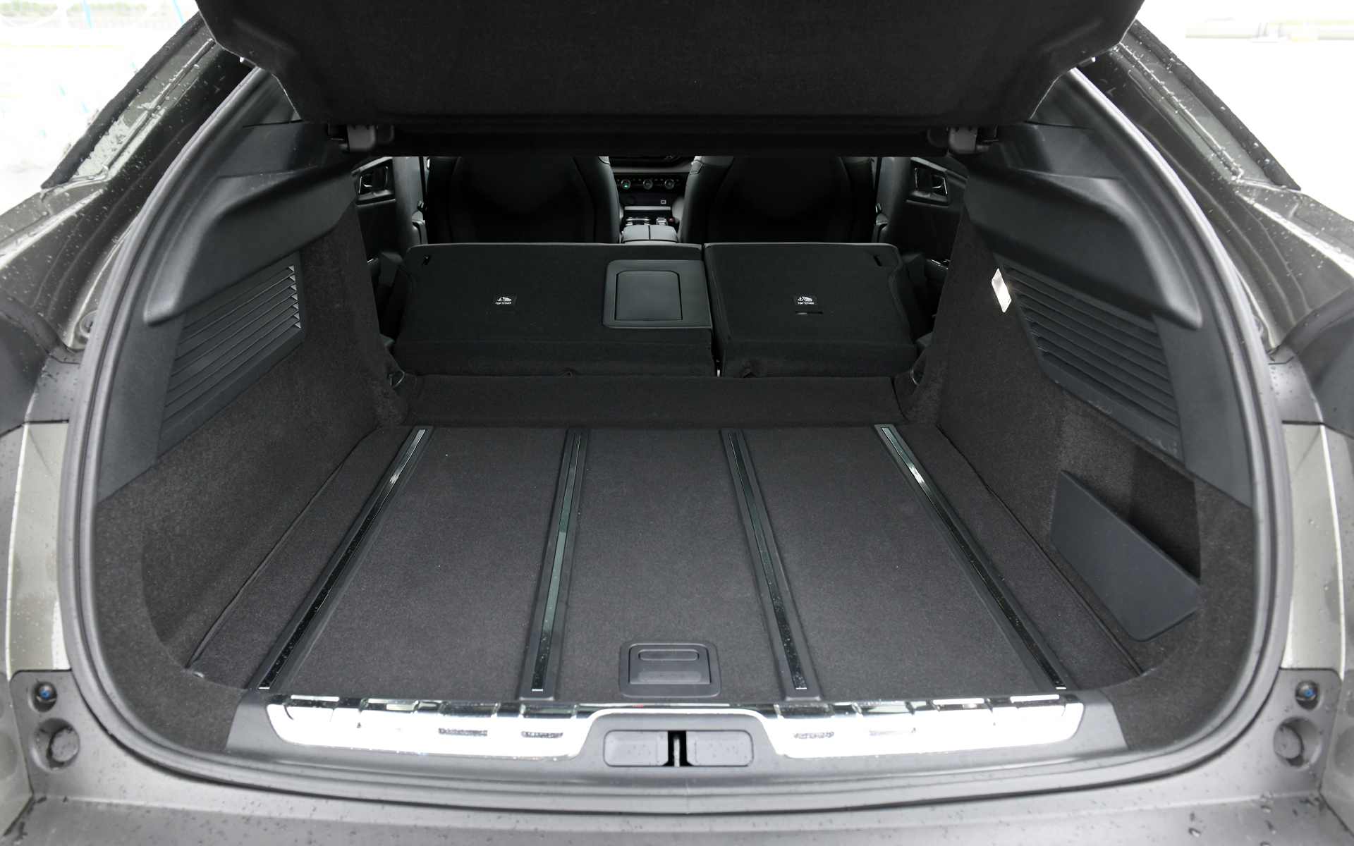 リアシートを倒した状態