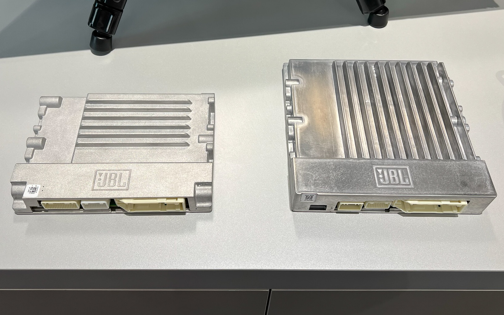 左が8チャンネルアンプ、右が12チャンネルアンプ