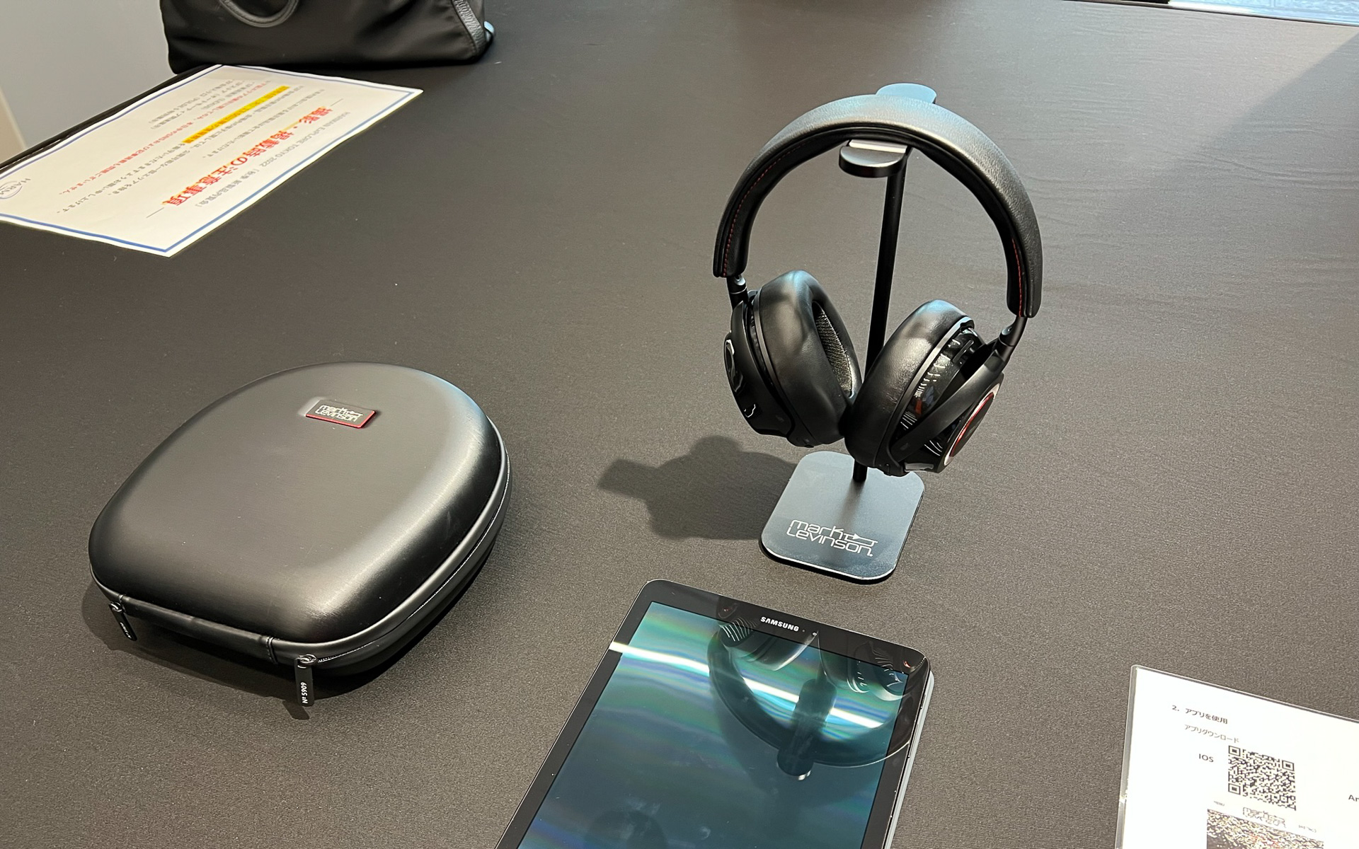 レクサスコレクションでの取り扱いが始まったマークレビンソン初のヘッドホン「No5909」。レクサスロゴも刻まれる