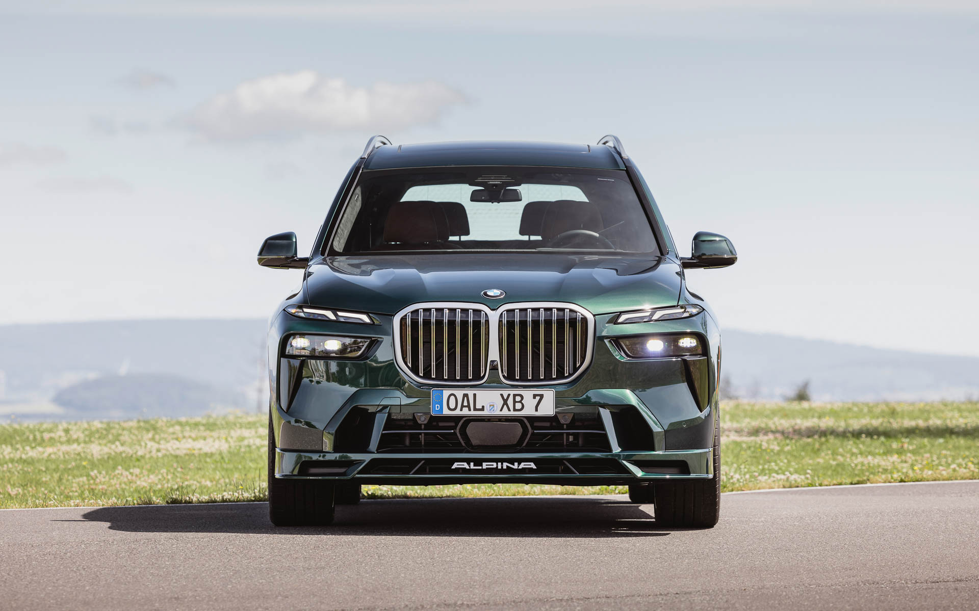 ボディサイズは5178×1989×1797mm（全長×全幅×全高）、ホイールベースは3105mm