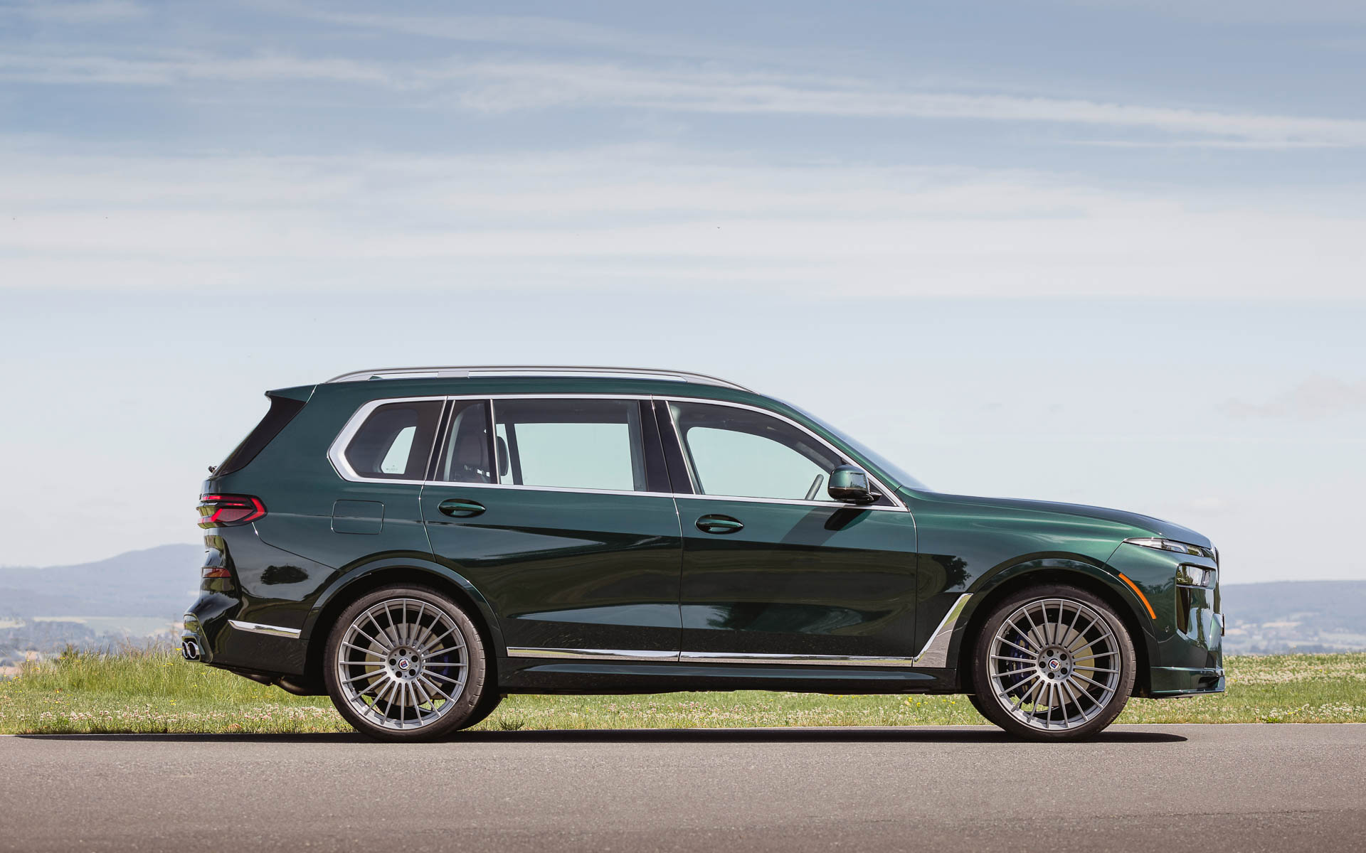 ボディサイズは5178×1989×1797mm（全長×全幅×全高）、ホイールベースは3105mm