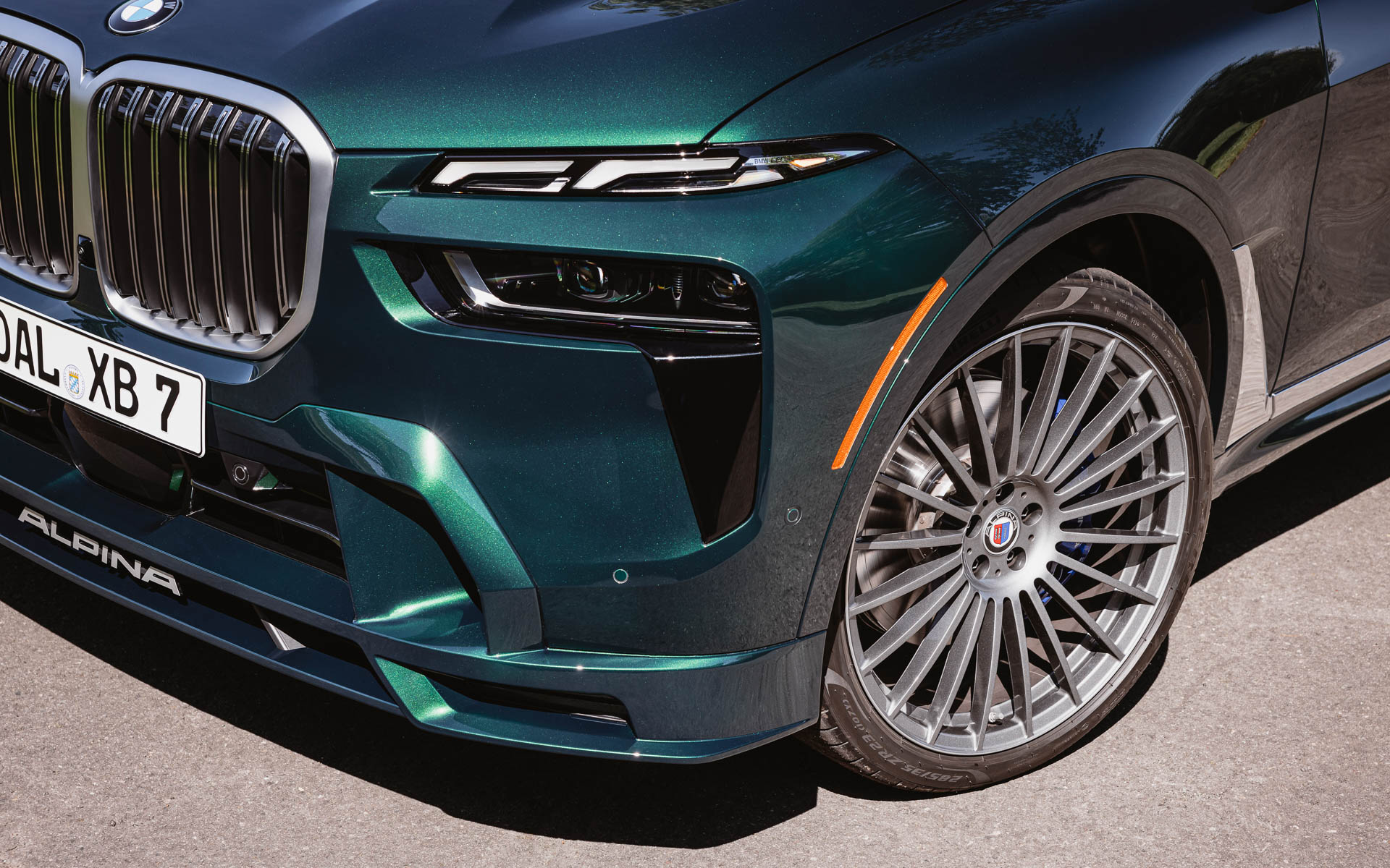 エクステリアデザインには光ファイバー技術を用いたキドニーグリルや、新しいデザインコンセプトを採用