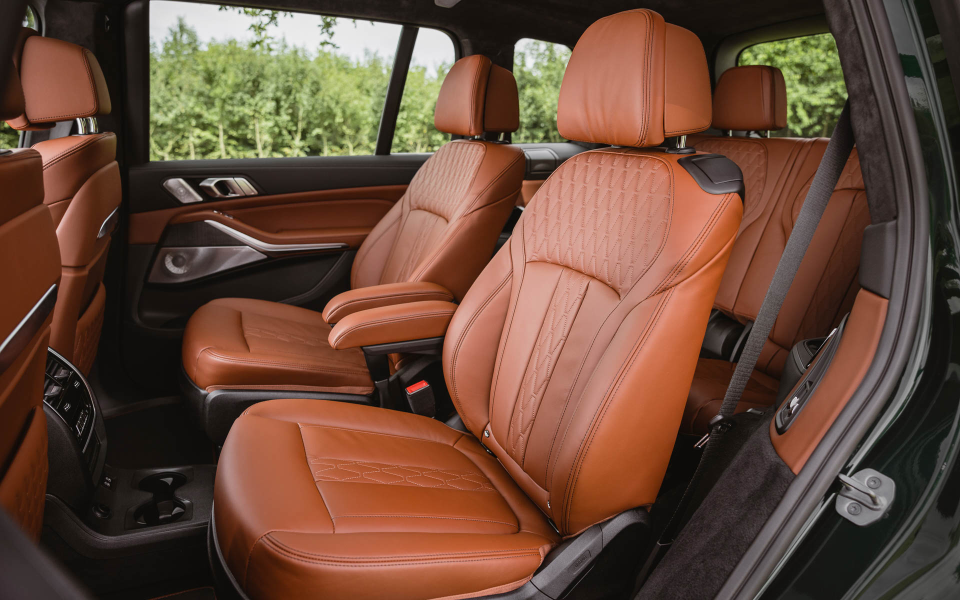 上質な素材を用いたファーストクラスを思わせるようなラグジュアリー感あふれるインテリアデザイン