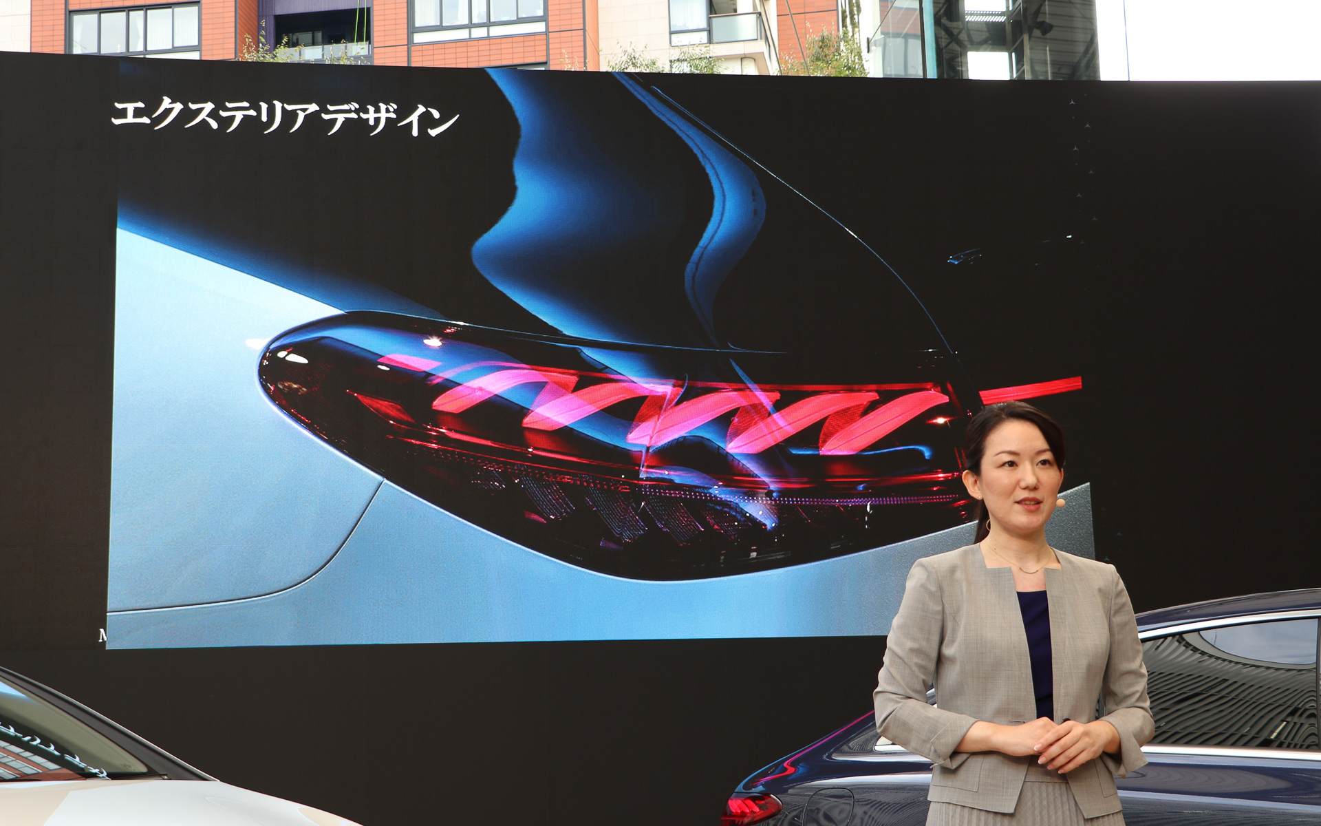 螺旋構造のリアコンビネーションLEDランプを紹介する上野氏