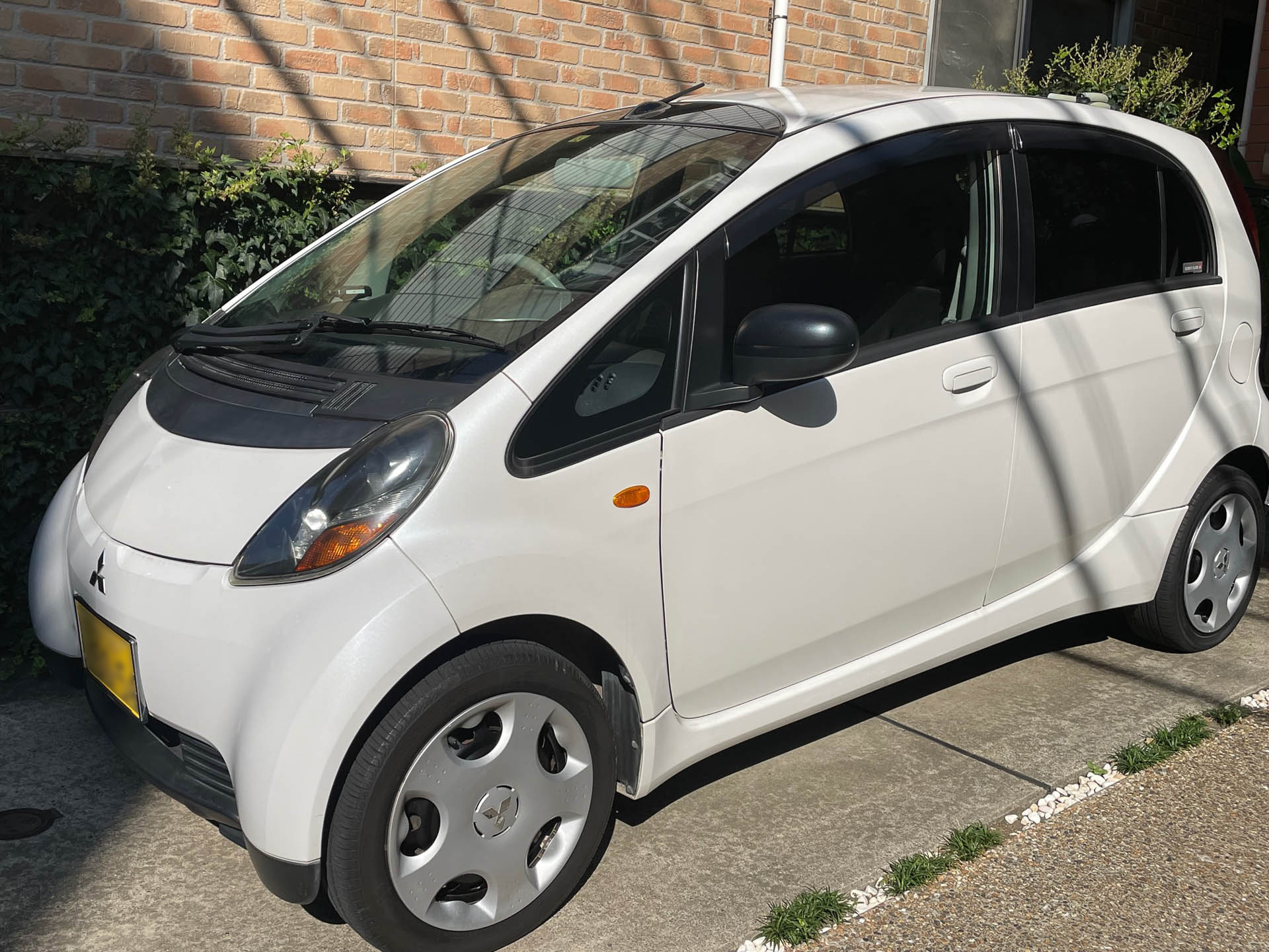 フロントのユニークな造形。大きなウィンドウに大きな1本ワイパーも面白い。前のアイの時、イギリス人に写真を見せたら「なんで虫みたいなクルマに乗ってるんだ？」と言われて価値観の違いから文化的な背景に至るまで思索が広がりました