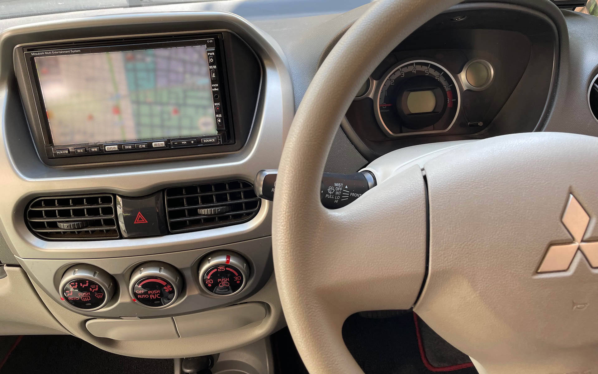 シンプルで分かりやすいインパネ。取説を見ながら最初にきたアイをニヤニヤしながら思い出しています