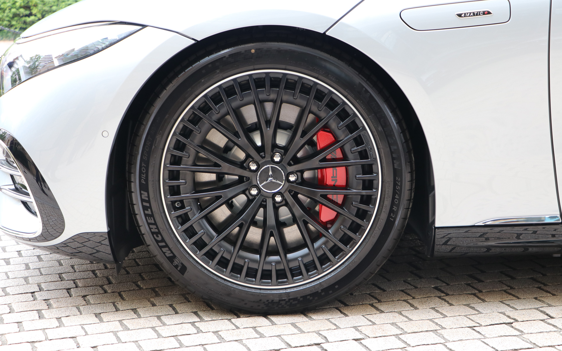 メルセデスAMG EQS 53 4MATIC＋のタイヤはミシュランの「パイロットスポーツEV」で、装着サイズは前後275/40R21。ホイールは空力性能を考慮したデザインを採用