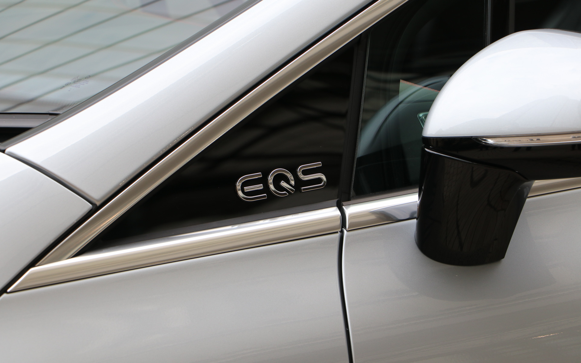サイドミラー前にEQSのロゴ
