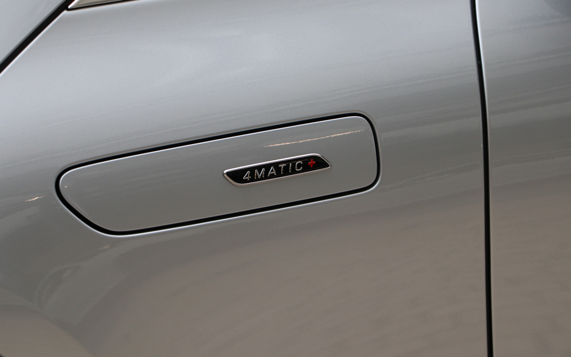 サイドの4MATIC＋のエンブレムは、ウィンドウウォッシャー液の補充口になっている。なお、ボンネットはメンテナンス時にディーラーメカニックしか開けられないという