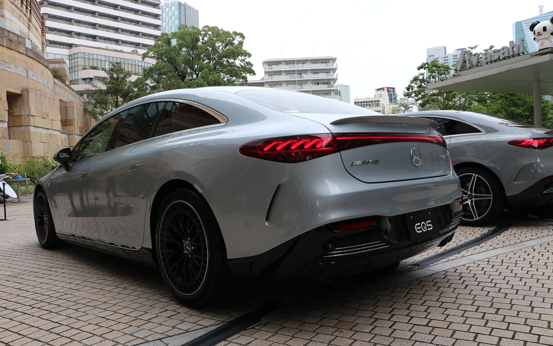 ボディサイズは5225×1925×1520mm（全長×全幅×全高）、ホイールベースは3210mm、車両重量は2670kg、最小回転半径は5.3m