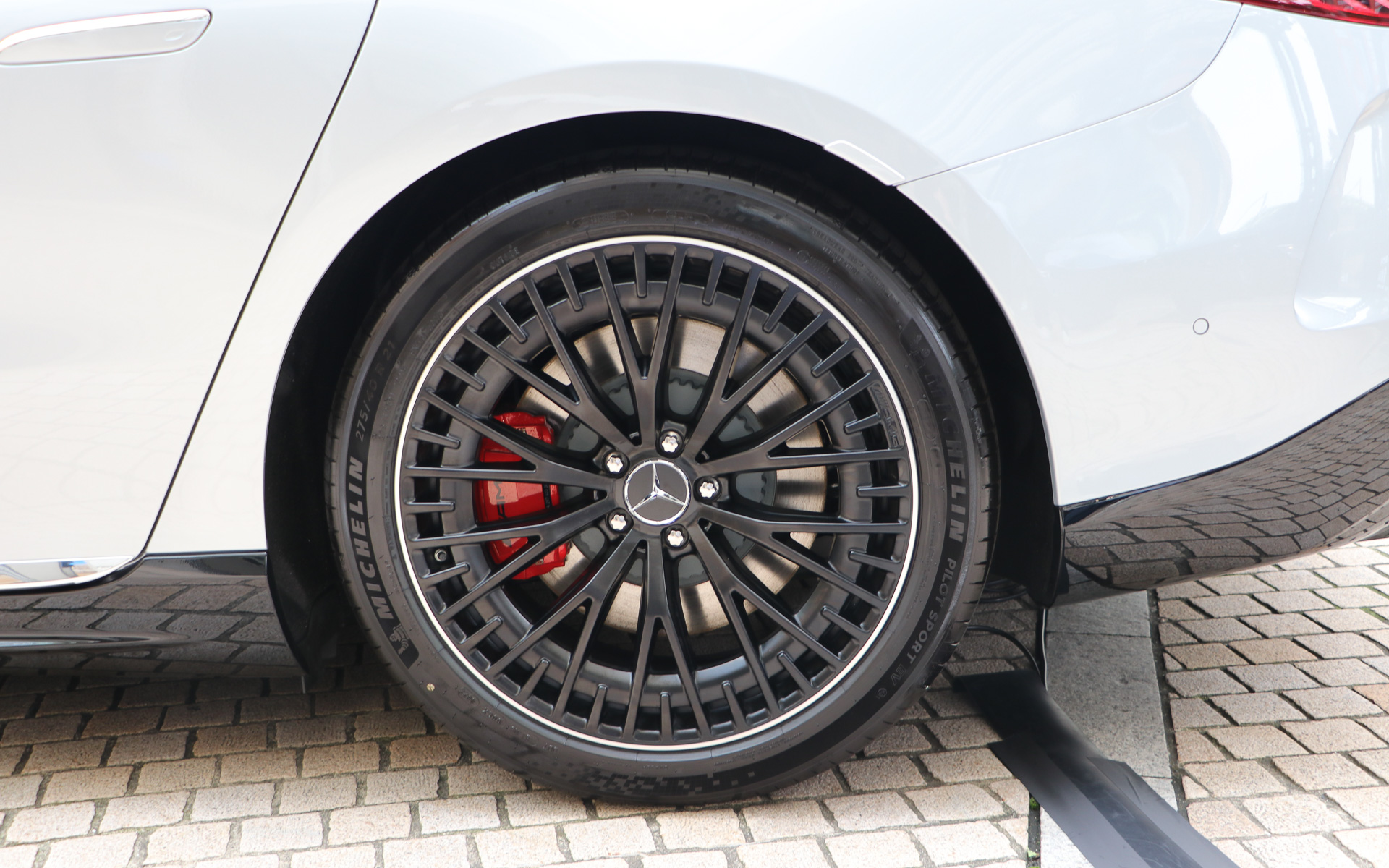 メルセデスAMG EQS 53 4MATIC＋のタイヤはミシュランの「パイロットスポーツEV」で、装着サイズは前後275/40R21。ホイールは空力性能を考慮したデザインを採用