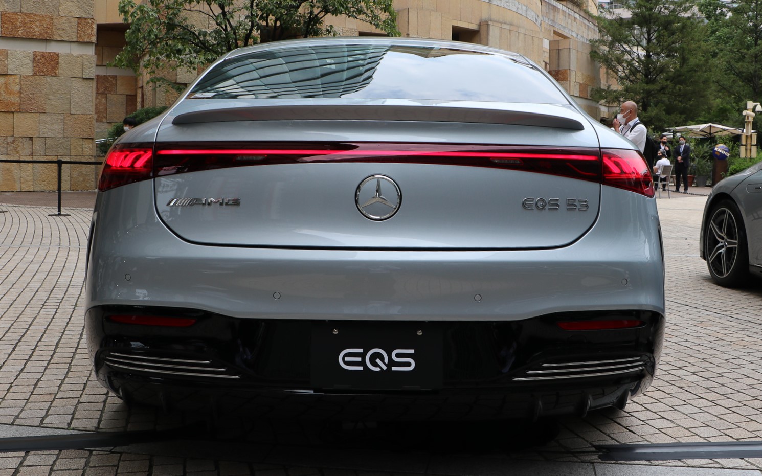 前後とも左右をつなぐLEDライトバンド（光の帯）を採用