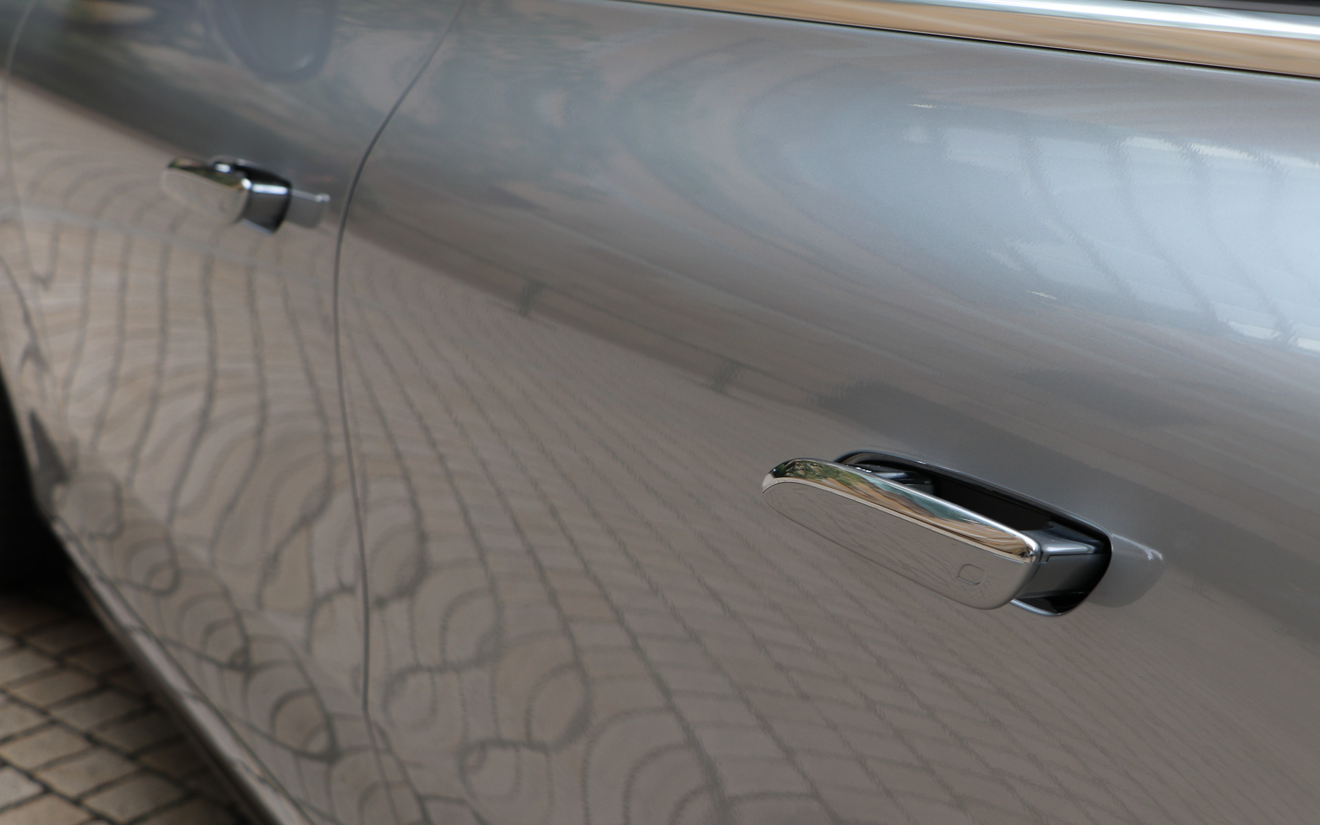 シームレスドアハンドルは中央部に触れるとせり上がって開錠し、後端部に触れると施錠される