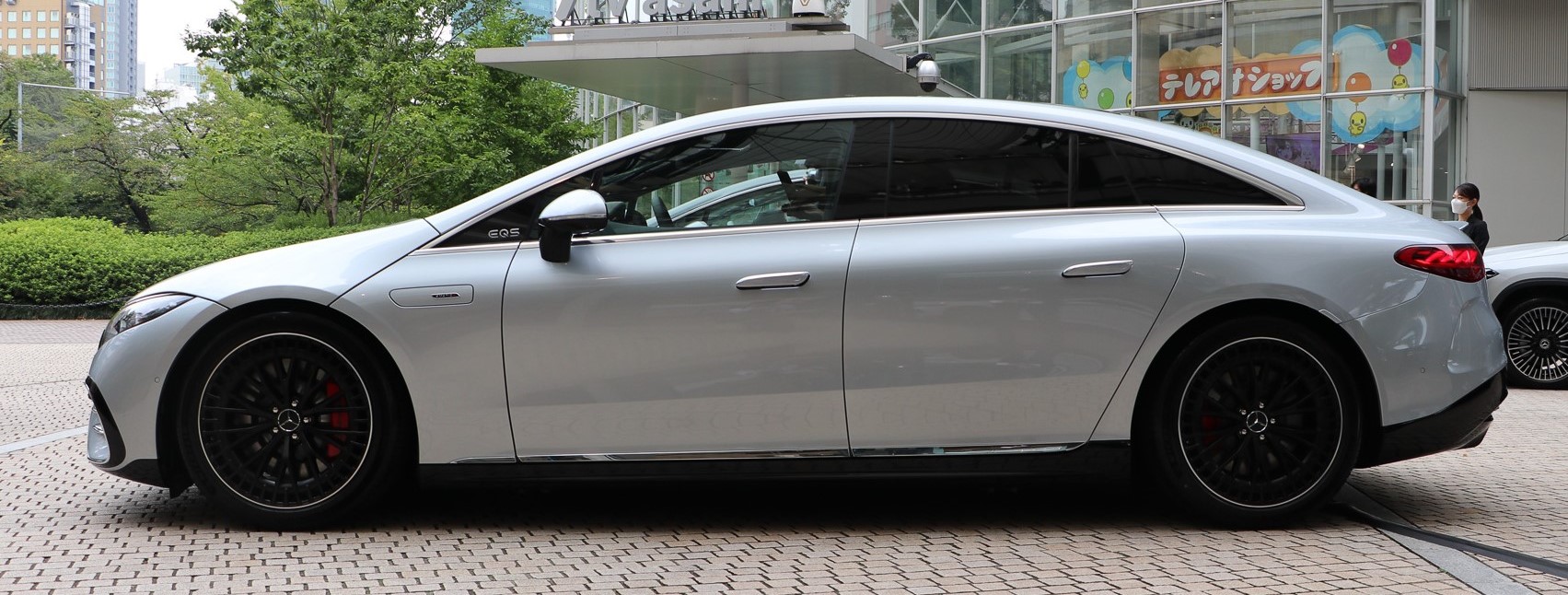 フロントモーター「EM0031」の最高出力は174kW/4858-6937rpm、最大トルクは346Nm/0-4858rpm、リアモーター「EM0028」の最高出力は310kW/4918-6886rpm、最大トルクは609Nm/0-4822rpm。システム最高出力は484kW（658PS）、最大トルクは950Nmとなり、レーススタート使用時のシステム最高出力は560kW（761PS）、最大トルクは1020Nmを発生する